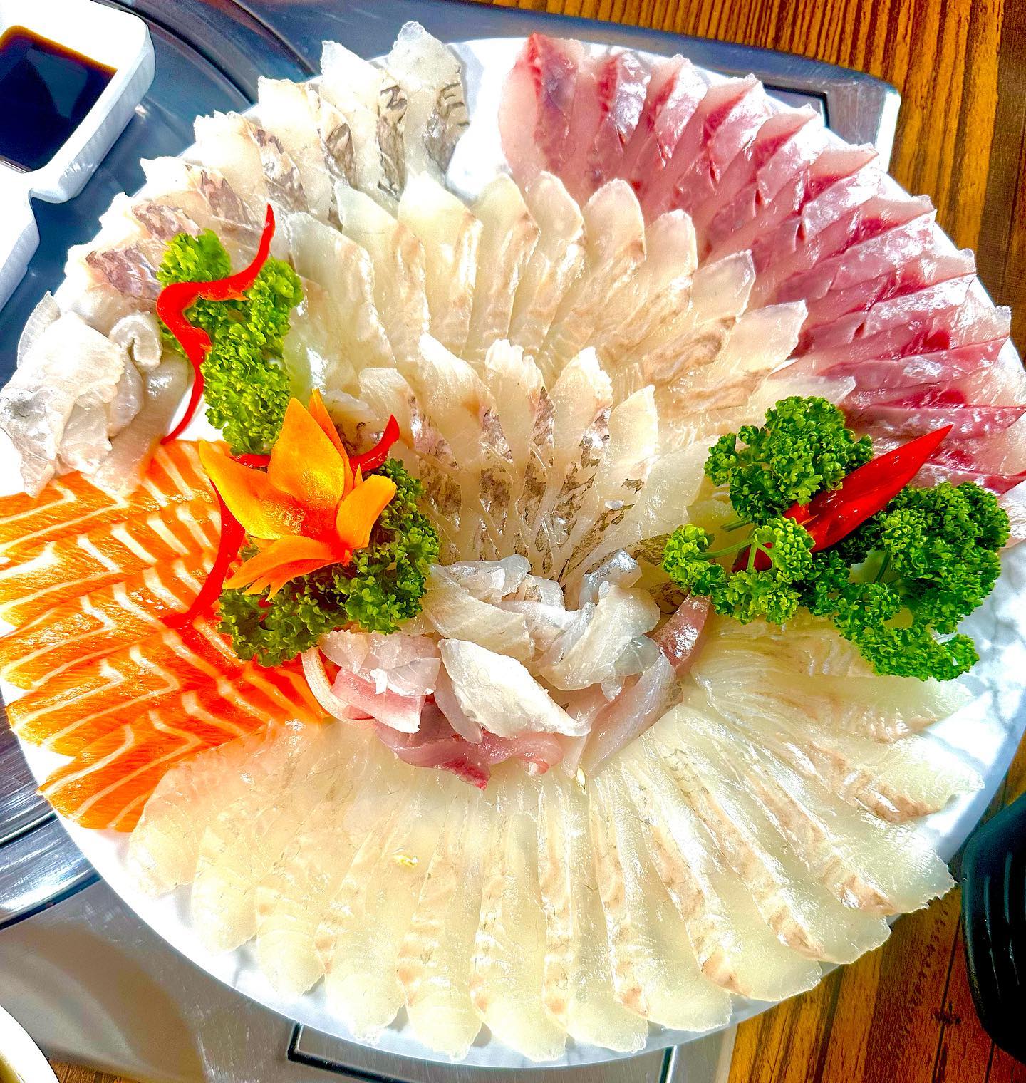 대구 칠곡3지구맛집 “싱싱회수산” 갔다옴
#칠곡3지구맛집 #싱싱회수산

😋회맛집인 싱싱회수산에 갔다왔습이다!!

😋 회는 역시 신선함이 중요하자나요?그래서 저는 횟집 갈때 수족관이 어디에 위치해 있는지를 보고 가요!

😋 수족관이 만약 햇빛 가득 받는 바깥에 위치해 있다면 조심해야해요! 아무래도 밖은 날씨의 영향을 많이 받을 수밖에 없기때문이죠!

😋 싱싱회수산은 안전하게 수족관이 안쪽에 위치해 있었고 먹는 곳과 회를 뜨는 곳이 층으로 분리되어 있는데 문을 열고 들어가는 순간 비릿내가 확 났지만 원래 나야하는거자나요! 왼전 수산시장 온 느낌을 받았죠!! 아! 여기 신선하겠구나💛

😋 역시 아니나 다를까 한입 먹자마자 신선! 그잡채

😋야들야들 쫀득쫀득 고소
아쉬운 점이 있다면 초장과 간장이 별로 였어욬ㅋㅋㅋㅋ 매운탕도 추가하명 되는데 맛있습니다! 추천드리는 것은 회랑 매운탕 포장해서 집에서 먹는 추천🤗

🌟싱싱회수산- 대구 북구 학남로 97

🍽️모둠회(중)- 40,000원

🕰️영업시간 11:00 - 22:30

#국우동맛집 #국우동횟집 #칠곡3지구횟집 #대구칠곡3지구횟집
