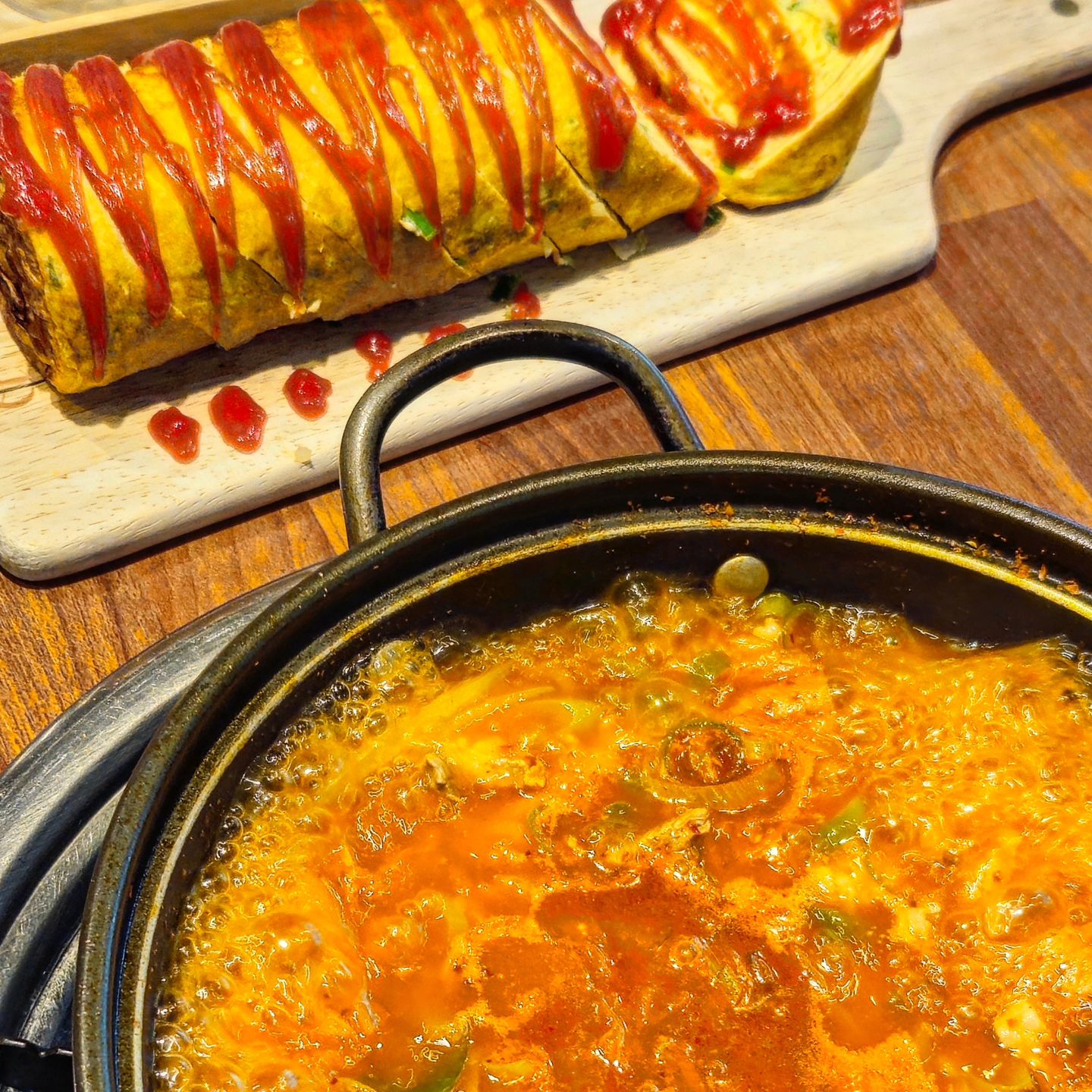 #세종어진동맛집 #한끼김치찌개
#돼지고기김치찌개 #계란말이

김치찌개 + 계란말이 조합이 먹고 싶어서 방문!
자리가 없어서 옆에 #하드캐리커피 에서 잠깐 앉아있다가
생각보다 빠르게 입장 😁

김치찌개 엄청자극적인 맛은 아닌데 밥이랑 같이먹기 좋다 ㅎㅎ 계란말이 두께 대박!!
보이는것보다 훨씬 푸짐하니 배터진당

#김치찌개직먹직찍 #김치찌개 #어진동맛집 #세종맛집 #직먹직찍 #먹스타그램 #먹스타