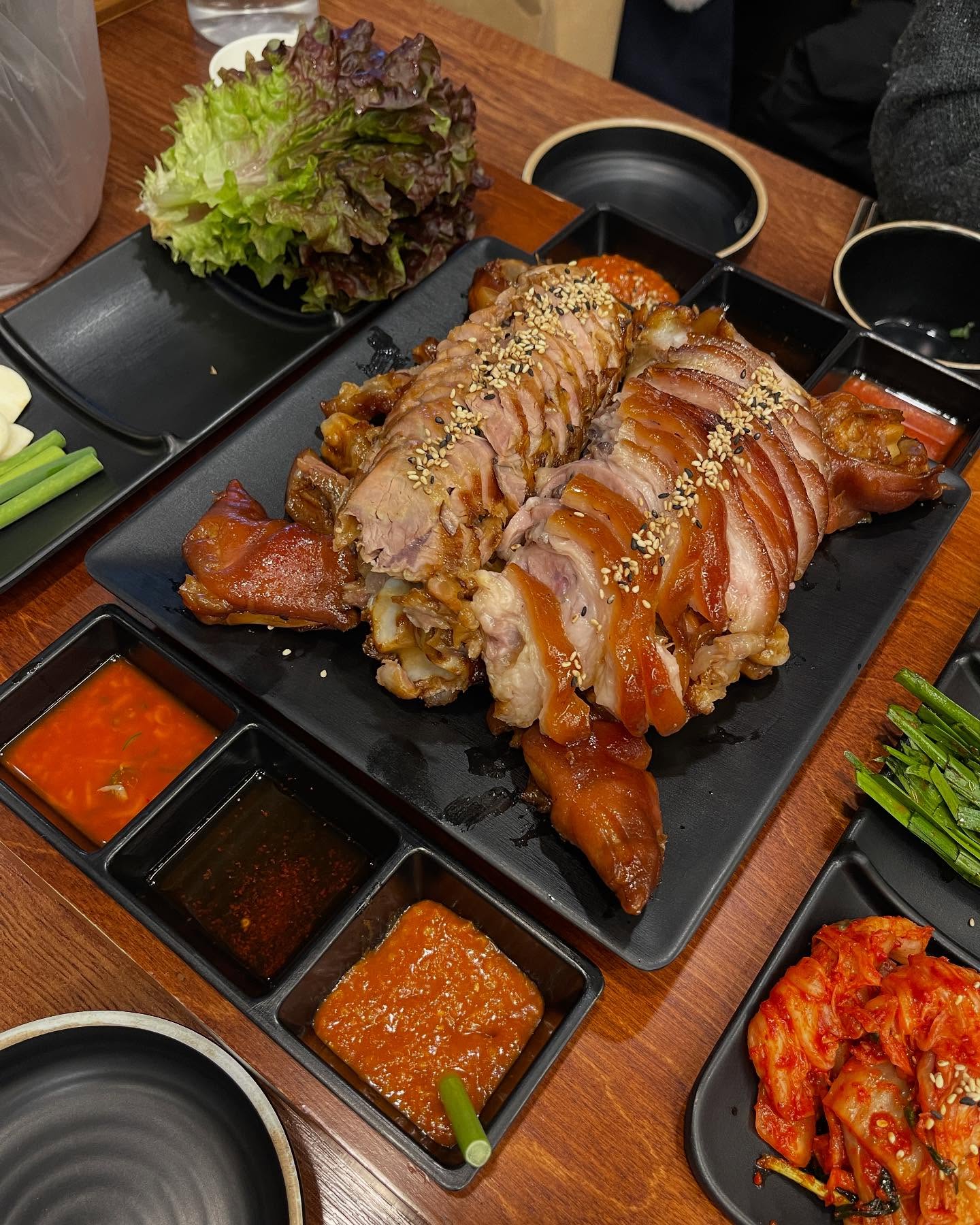 #새해맞이 #고기포식 #사당역맛집 #사당족발 #귀한족발사당점 #1월1일 #쉬는날인데 #엄청바빳..ㅋㅋ

베프 4일만에 또 봄 ㅋㅋㅋ 오빠도 같이가서 한입하고 베프랑 수다떨라고 뱌이뱌이 하고 수다수다 삼매경했는데 왜 맨날 시간이 저녁 10시인지? 내일 회사 안나가면 더 수다떨고 싶고요~ 뭔가 되게 알차서 좋았는데 출근하면서 피곤한건 어쩔수 없군 ㅋㅋㅋ 

귀한족발 사당점 족발은 냄새없고 쫄깃해서 맛있었음. 비계는 흐물거려서 내 취향은 아니었지만 보쌈김치가 진짜 j.m.t이었고 족발 고기부분 고소하고 맛있었느데 양도 많아서 3명이서 먹기에도 충분했음! 보쌈김치 리필없는것도 좋음! 가격 41,000원에 넉넉하다고 생각~ 

결론 재방문의사 있음!ㅋㅋㅋ