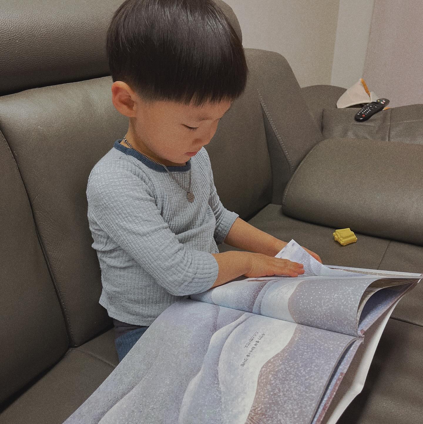 #서평단 #협찬 #산모롱이에서목소리가들려 

책 좋아하는 우리 창민이에게 첫- 공포 동화책 (?!)🥶
아이에게 무서움의 의미를 알려주고 싶었는데 살짝 무서우면서도 너무 훈훈하고 따뜻한 책-

산 모롱이에서 목소리가 들려!✨

아이들에게 첫 공포(?)동화책으로 유명해서 골라봤는데,
다 읽어주니, 너무너무 신기하다는 창민이🥹
덕분에 엄마도 정말 재밌는 책 한권 클리어🫶🏻
그림체도 너무 예쁘고, 중간중간 엄마와 아이가 함께 이야기 할 수 있는 공간도 있어서 정말 좋았던 동화책

읽고 나면 반전이 있어서 깜!!짝!! 놀랐던 동화책📖

이런 동화책, 앞으로도 많이 많이 읽어주고 싶다♥️