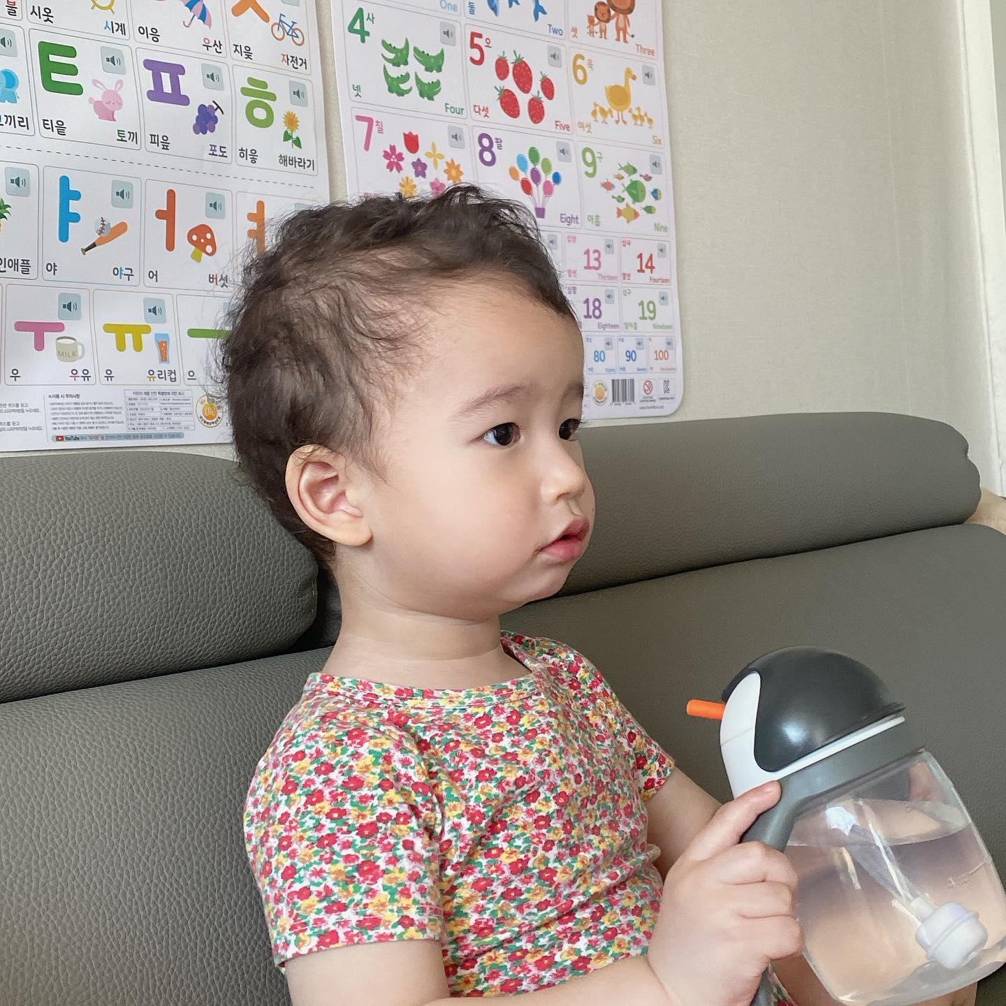 ㅡ 오늘 밤은 무사히 지나길 🙏🏻
 
 
오늘 아침 기분 좋게 등원했지만
점심 시간 무렵에 얼집에서 전화가 왔어요
재희 열이 38도 찍었다고 ㅜㅜ
 
 
데리러 가는데 울고 있었더라고요
마음이 얼마나 아픈지…
 
 
집에 와서 해열제 먹이고 지켜보기로 했어요
컨디션은 좋아졌지만 열이 오르락 내리락 해요…
 
 
가끔 그런 생각이 들어요
어린이집 보내는건 내 욕심일까요
재희를 위해서가 맞는 선택일까요
 
 
잘 놀때는 좋은데
입학 후 지금까지
한달 넘게 항생제와 약을 먹고 있으니
맴찢이네요 🥹
 
 
우리 아기들
건강하게만 크자 ♥️
 
 
_
#22개월아기 #21년생아기 #소띠아기
#흰소띠맘 #흰소띠아기 #소띠맘 #울산맘
#육아소통 #육아일기 #육아일상