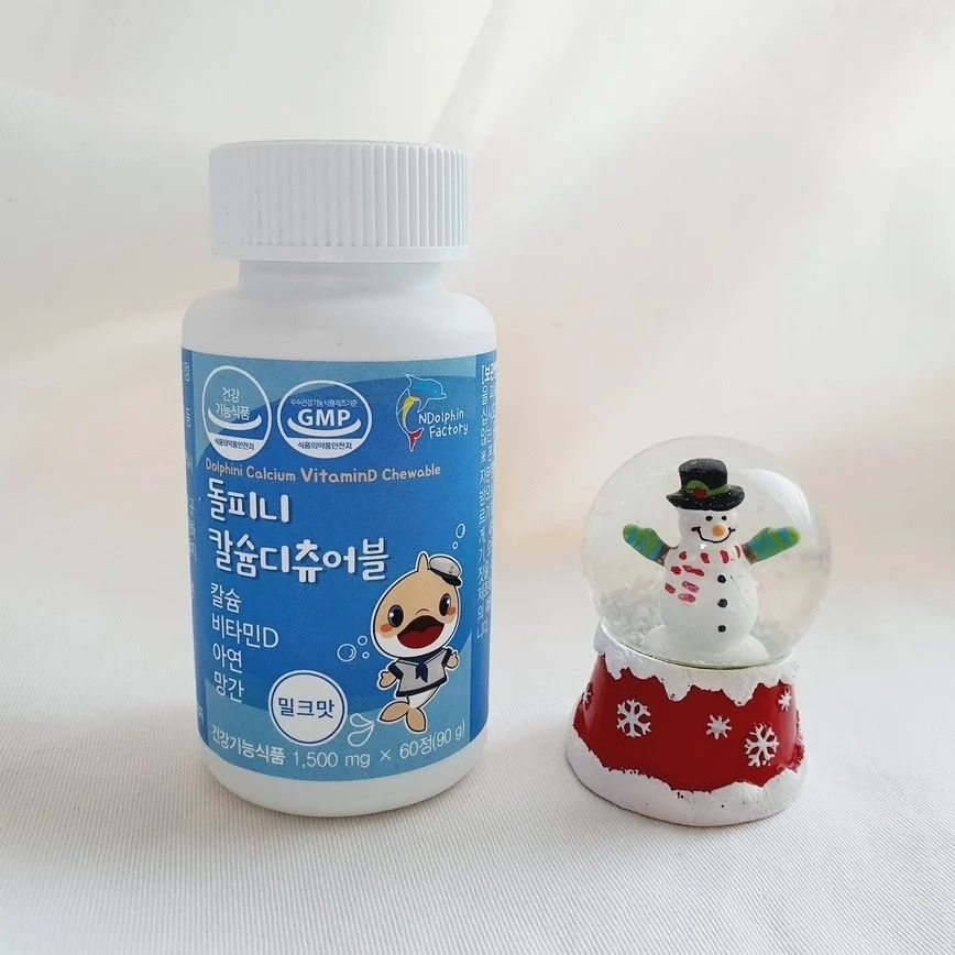 #협찬 #광고

매일 아이들 음식과 간식으로 
필요 영양소를 부족하지 않게
열심히 챙겨주고 있는데요
아무래도 성장기 아이들이다 보니
칼슘이 제대로 섭취가 되고 있는지
걱정이 되곤 했는데요
이번에 맛있고 간편하게 섭취할 수 있는
앤돌핀팩토리 돌피니 칼슘디 츄어블 60정을
만나보았어요!

💙돌피니 칼슘디 츄어블은 
식약처에 품목제조신고한 건강기능식품이고요
달콤한 밀크 맛으로 아이들이 맛있게 먹을 수 있는
영양 보충용 제품이에요!
돌피니 칼슘 츄어블에는 
유청 무기질 중에서 특히 칼슘 함량이 높은
“유청 칼슘”이 들어있는데요
“우유 칼슘”이라고 불리는 칼슘이에요

💚유소아기에는 체내 칼슘 요구량이 늘어남과 
동시에 부족해지기 쉬운데요
유제품과 생선 등의 식품이
칼슘 섭취에 좋지만
일일 권장량을 식품으로만 맞추기 쉽지 않은데요
돌피니 칼슘디츄어블로 하루 2정이면
간편하게 하루 칼슘 섭취량을
충족시켜줄 수 있어요!

💜비타민D는 체내에서 
칼슘과 인의 흡수와 이용에 필요하며
뼈를 형성하고 유지하는 데에도 필요한
필수 영양소인데요
비타민D는 저를 포함한 바쁘게 하루하루를 
사는 분들이 모유나 햇빛으로부터의 
충분한 공급을 받는 것이 어려울 수 있어서
건강식품으로의 추가적인 충분 섭취를 권장해요!

💗안전캡으로 더욱더 안전하게 
보관이 용이한 돌피니 칼슘!

💛정상적인 면역기능에 필요하고
정상적인 세포분열에 필요한 아연 3mg 함유

❤뼈 형성에 필요, 에너지 이용에 필요,
유해산소로부터 세포를 보호하는데 필요한
망간 2mg 함유

💕달콤 부드러운 우유맛으로 
하루 2알 맛있게 칼슘을 섭취해요!
우유맛 츄어블로 저희 아이도 
너무 맛있는지 오늘 아침 등교할 때도 
챙겨 먹고 나갔답니다 :)

✔️성장 발육이 필요한 어린이 및 청소년
✔️뼈와 이를 튼튼하게 하고자 하는 어린이 및 청소년
✔️불규칙한 식습관으로 고른 영양 섭취가 필요한 
어린이 및 청소년
✔️튼튼한 골격 형성을 필요로 하는 어린이 및 청소년들에게
돌피니 칼슘디 츄어블 추천드려요!

https://smartstore.naver.com/ndolphinfactory/products/6822514903

.
.
.

 #어린이칼슘#맛있는칼슘#칼슘츄어블#츄어블칼슘디#유청칼슘#유아칼슘#돌피니