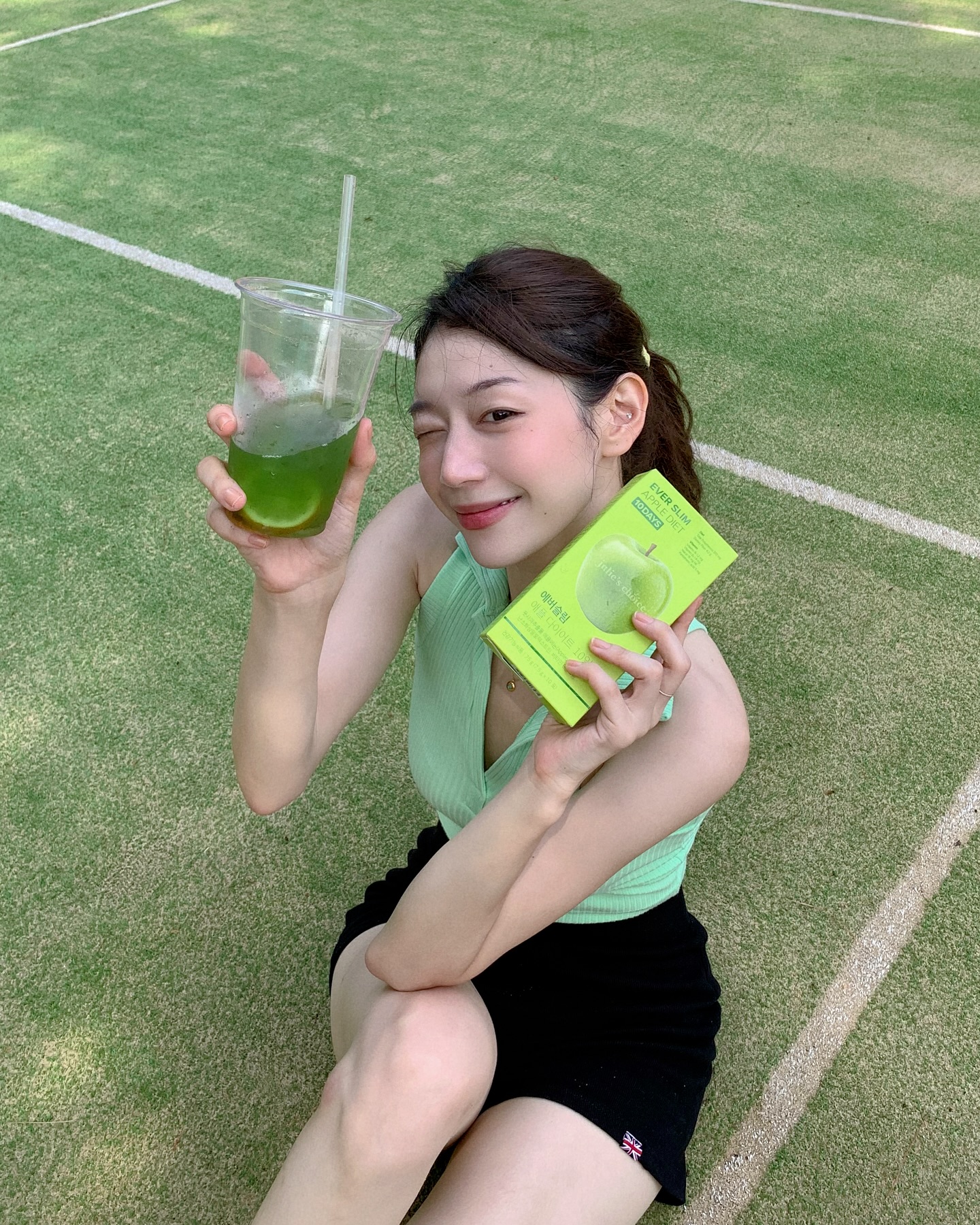 #광고 매일 매일 상큼하게 사과 다이어트 오때요?🍏

제가 최근에 푹 빠진 제품이 있는데요!
바로 julieschoice_official  줄리스초이스의
‘에버슬림 애플 다이어트 10일’이라는 제품이에요!✨ 

사실 먹자마자 이게,, 다이어트가..? 싶을정도로 너무 맛있더라구요!! 🥹. 방법은 한포를 물 400 ml 에 간편하게 타서 드시면 되는 제품인데 !! 그냥 먹어도 너무 맛있지만, 저는 블루 레몬에이드에 섞어 먹었더니 상큼함이 더해져 더 맛있더라구요!!💚 딱 상쾌하게 기분전환 되는 느낌👀✨
계속 마시고 싶더라구요,,,개인적으로 강추합니다😊

요즘 핫한 애플페논과 난소화성말토덱스트린이 함유되어 있어 체지방 감소와 혈당상승 억제, 배변활동까지 도와준다고 합니다!

저처럼 달다구리 좋아하시는 분들~🍏🍎
또는 살짜쿵 도움 받고 싶은분들!! 들고 다니면서 음료 당기실 때나 달달한거 먹고싶을때! 사과주스 맛 에버슬림 드셔보시는거 완전 추천드려요!!🧃

-
julieschoice_official
#줄리스초이스 #에버슬림 #애플다이어트 #사과주스 #애플페논 #체지방감량 #혈당관리 #여름다이어트 #다이어트제품 #다이어트레시피