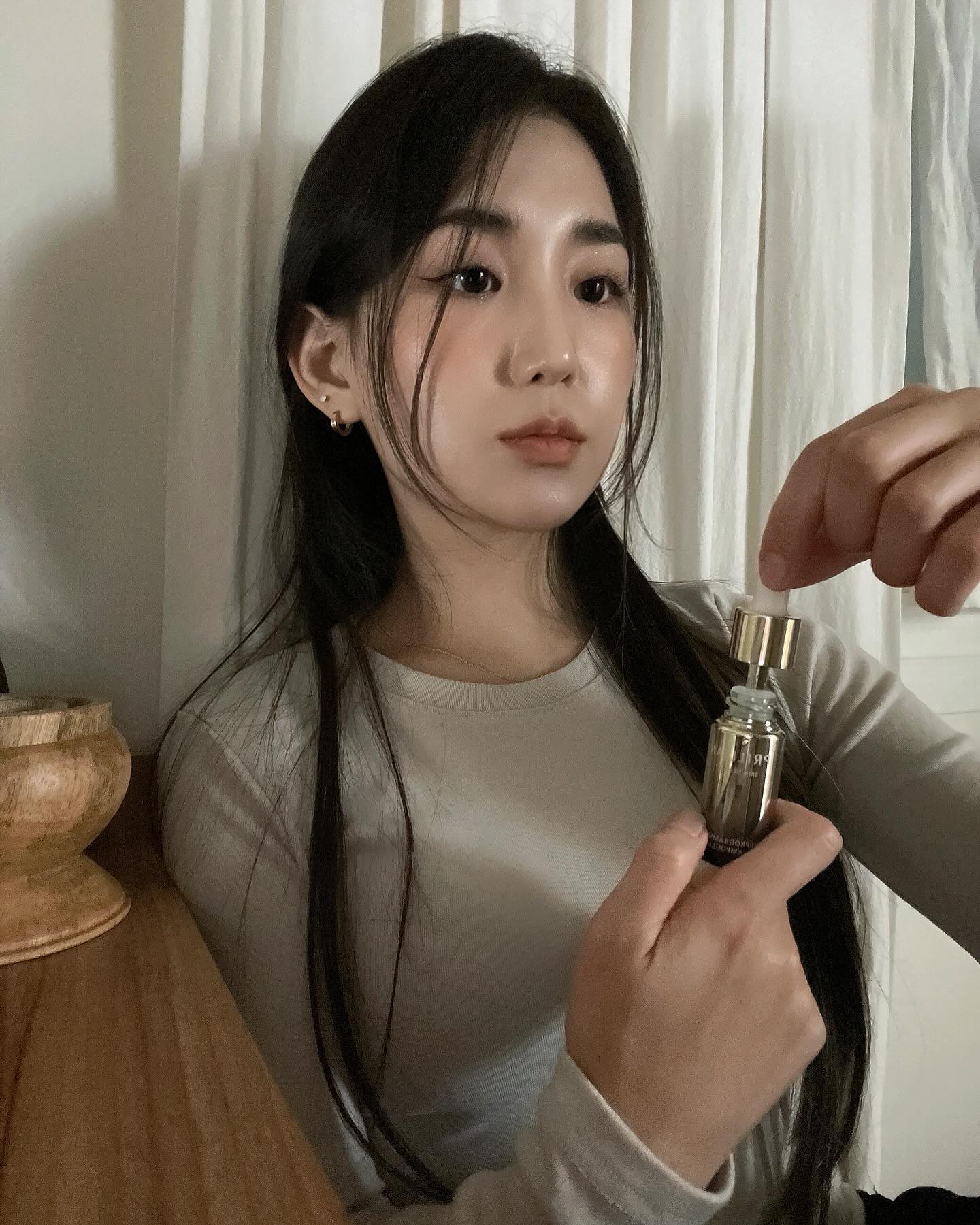 #협찬
이제 안티에이징이 필요한 나이,,
팔자 주름이나 이마 주름이 조금씩 눈에 보여 신경이 쓰이는데요
보통 앰플들은 대용량이나 세트 상품으로만 판매해서 가격부분에서 좀 부담스럽더라구요,,(?)
근데 프릴리안 앰플은 단품으로 구매 가능해서 한통만 먼저 써볼 수 있어 좋았어요!
리치하지 않고 촉촉한 앰플이라 번들거림 없이 바르면 바로 엄청 빨리 싹 흡수되요
피부 심층부까지 깊게 들어가서 피부 개선도 4주만에 가능하다니,
팔자주름 펴질 때까지 꾸준히 써볼거에요!🥹
촉촉한 안티에이징 앰플 추천!✔️