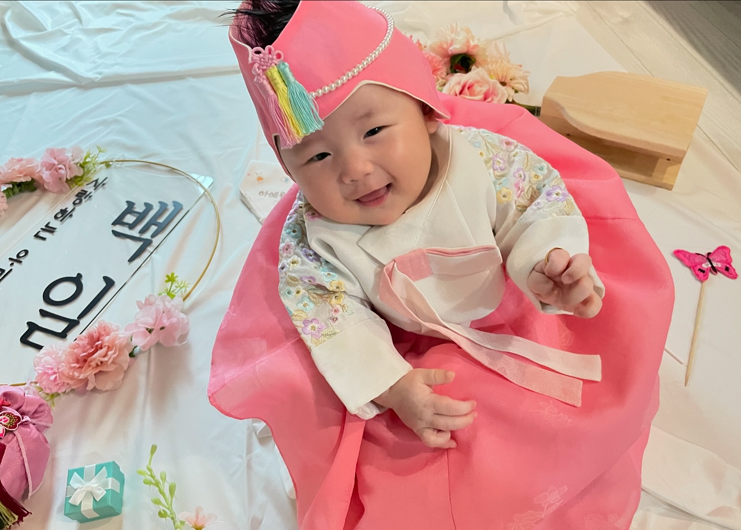 💜혜원이 보고싶다고 ~백일겸 추석겸해서~ 많은 분들이 축하해주시고, 선물도 주시고, 보러 와주셨어 
소소하게 축하만 하려고했는데 너무 큰 사랑받고 이쁨받는거같아 
사진에 모두 담기지않았지만 가족분들 이웃분들 직장동료분들 지인분들 모두 #감사합니다 💕
혜원아 앞으로도 건강하고 밝게 #웃어줘
.
.
.
.
.
#백일아기 #아기한복 #막둥이 #가족 #셀프촬영 #아빠와딸 #엄마와딸 #조카 #의자 #100일 #백일 #가족사진 #친정 #처갓댁 #시댁 #백일반지 #스마일 #이웃 #엄마아빠 #웃는아기 #살인미소 #파티엔디 #테이블 #백일상 #동생