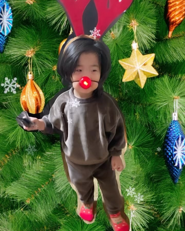#🎄 #메리크리스마스 #포트럭파티 #크리스마스선물 #❤️

-집밖은 위험해~ㅋㅋ
  하랑이 루돌프와 함께 먹고 먹고 또 먹다가 조금 마시기~^^
 지수 이모 선물에 눈빛 쎄진 하랑이😍ㅋ
  게임은 빠질 수 없지!!!
 #모두의마블 ^^
 오늘의 승자는 지수지원 커플👍
 열일 하고 잠깐 들러 하랑이 의자 해주고 간 tae_j.eong 
  ㅋㅋㅋ

  즐거운 밤😊

masury 
g_1_1992 
@인스타안하는내남푠
@지수계정뭐여띠?ㅋㅋ

#쿠킹쵸나 
#치킨가라아게
#감바스
#어묵꼬지
#포트럭파티🍷🍚🍰🍜🍛 
#족발야시장
#소고기
#와인

#잘먹었습니다
#굿👍
