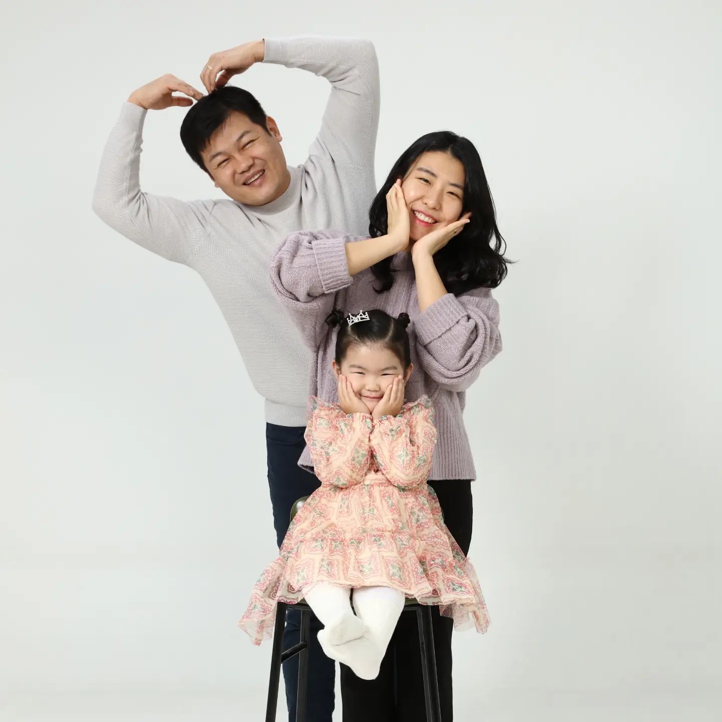 .
1년에 한번씩 스튜디오에서 서윤이 성장사진을 찍어주는데,
미리찍은 세돌 기념 사진은 우리 세 가족 다같이 찰칵~