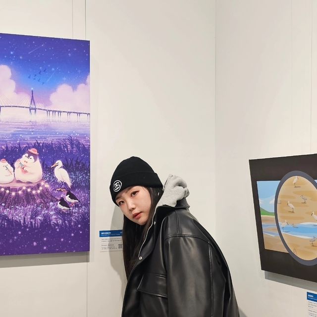  민지 on Instagram: "#광고 봄이 오면 따뜻해지는 날씨가 정말 반갑지만
매년 봄 가을 아우터나 겉옷에 고민이 많은데
좋은 기회로 예쁜 비건 레더 자켓을 소개할 수 있게 됐어요😆🩷

사실 비건 레더 자켓은 가죽 고유의 질감을 
잘 살리는 게 중요한 포인트라고 생각하는데 🤔🤔
스텐다드에러의 레더 자켓은 보통 레더의 질감보다
소프트한 질감과 퀄리티로 착용감이 정말정말 편했구요
입었을 때 핏하게 떨어지는 실루엣이라기보다는
루즈한 느낌의 오버핏이라 이 옷 저 옷에 매치가 편해서
부담 없이 캐주얼하게 입기가 참 편했어요👍✨️
자켓 디자인 자체가 트렌디하고 깔끔하면서도
포인트가 되는 디테일이 센스 있게 있는 레더 자켓이라
활용도 높고 예쁜 비건 레더 자켓 찾는 분들 추천드립니닷!🌟🌟🌟

#광고 #스탠다드에러  #STANDARDERROR #남여공용자켓 #자켓
#데일리룩 #자켓추천 #간절기아우터 #JACKET #パンツ #outer 
#스탠다드에러x텍토리 #하이넥레더"