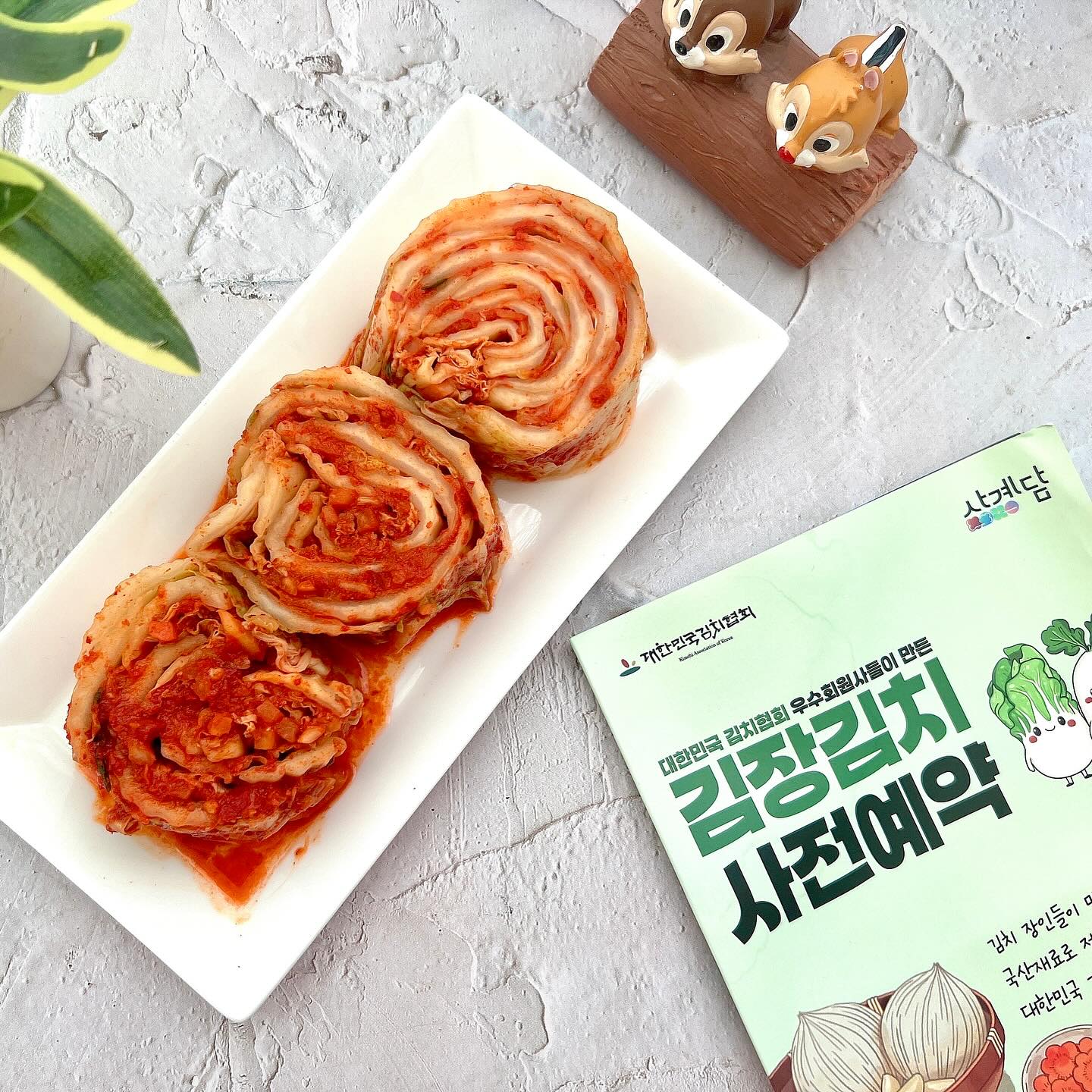 #협찬 #사계담김치

김장의 시기가 다가왔어요! 매년 친정엄마와 김장을 함께 했는데 올해 몸이 안 좋아서 김장을 포기했지만 포기할 수 없는 국산김장김치!

올해에는 어떻게 해야하나 고민했는데 대한민국 김치 명인과 명장이 만든 사계담김치로 선택했어요! 국내산에 믿을 수 있는 분들이 만들어서 진정한 국내산 포기김치를 맛볼 수 있어요!

홈쇼핑, 호텔, 리조트, 학교, 대기업의 OEM으로 신뢰받는 생산업체에서 생산하고 HACCP인증과 다양한 특허까지 보유해서 더 믿음직스러워요~ 특히 역대 대한민국 김치 품평회 대상과 최우수상 수상업체에요!

김장김치 사전예약을 통해 명인, 명장, 순련인들이 만든 프리미엄 김장김치를 만날 수 있답니다! 저도 이번에 김장김치 사전예약을 이용해봐야겠어요

국내산 김장김치의 맛을 느끼고 싶으신 분들이라면 사계담 김장김치로 선택해보세요! 어떤 음식과도 잘 어울린답니다~
궁금하신 분들은 아래의 방법중에 선택해서 만나보세요~

※ 전화주문 : 1544-6540
※ 온라인 : https://smartstore.naver.com/sagyedam

#김치 #사계담 #김장 #김장김치 #포기김치 #김치명인 #김치추천 #김장추천 #김치맛집 #홈쇼핑김치 #프리미엄김치 #맛있는김치 #김장김치사전예약 #김장김치 #맛있다 #먹스타그램 #냠냠 #김치짱
