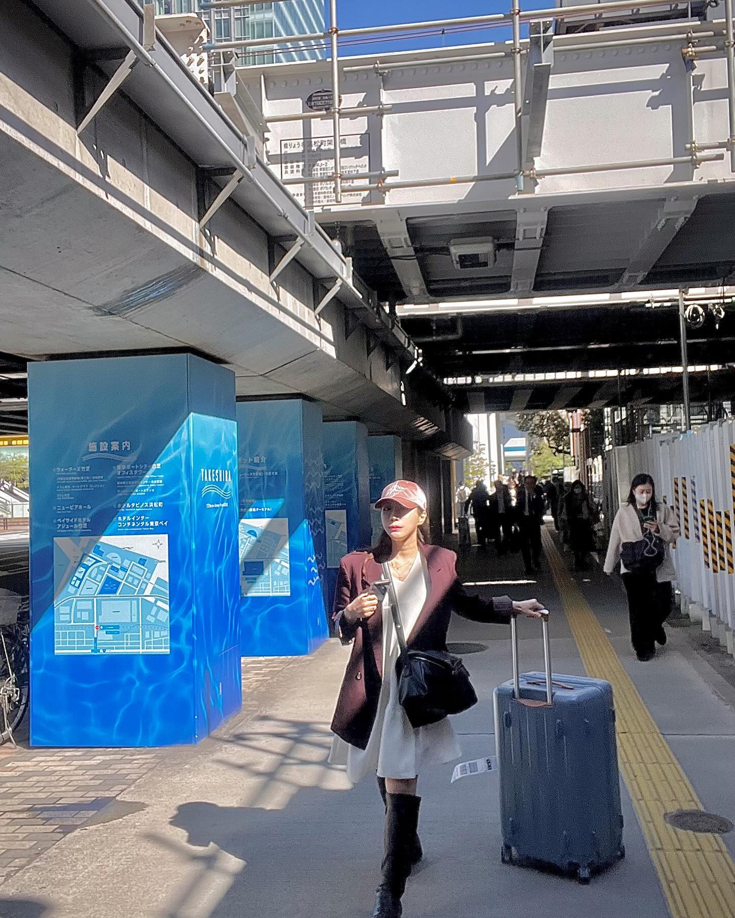분명..나답지 않게 금방 짐 쌌는데...심지어 일주일치를....
근데 이번에도 역시나 나답게 밤샘출발잼🫨

그래서였는지 삼일째였나
경태가 갑자기 충전 중인 내 에어팟프로를 열어봤다가
오른쪽 어디갔냐며 잃어버린거 그제서야 알아차리게 되었닼ㅋㅋㅋ

웃긴건 여행 끝날 때까지도, 아니 한국 와서도
내 기기 찾기하면 유령 같이 내 옆에 있다고 나옴ㅠ

그리하여 앨범을 뒤져보니 한손에 쥔 모습이 내 이어버드의 마지막 행적이였다고한다...

#일본여행 #도쿄여행 #Japantrip #Tokyotrip #Firstday