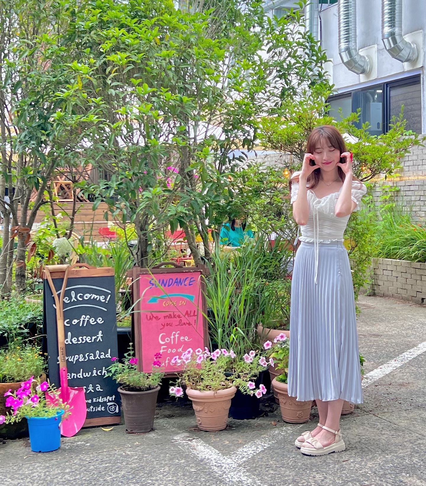 드디어..! 2년동안 가고싶었던 낮의 썬댄스에 왔다(*´꒳`*) 카페 너무 이쁘고 커피랑 키위에이드도 너무 맛있어용💗 해 떴으면 엄청 더웠겠지,,? 오랜만에 편안한 휴무 너무 조아용~~ 맛있는 거 많이 먹고 몸무게 앞자리가 다시 바뀌었지만,,, 그래도 갠차나(!)🙈

#창원가로수길카페 #썬댄스