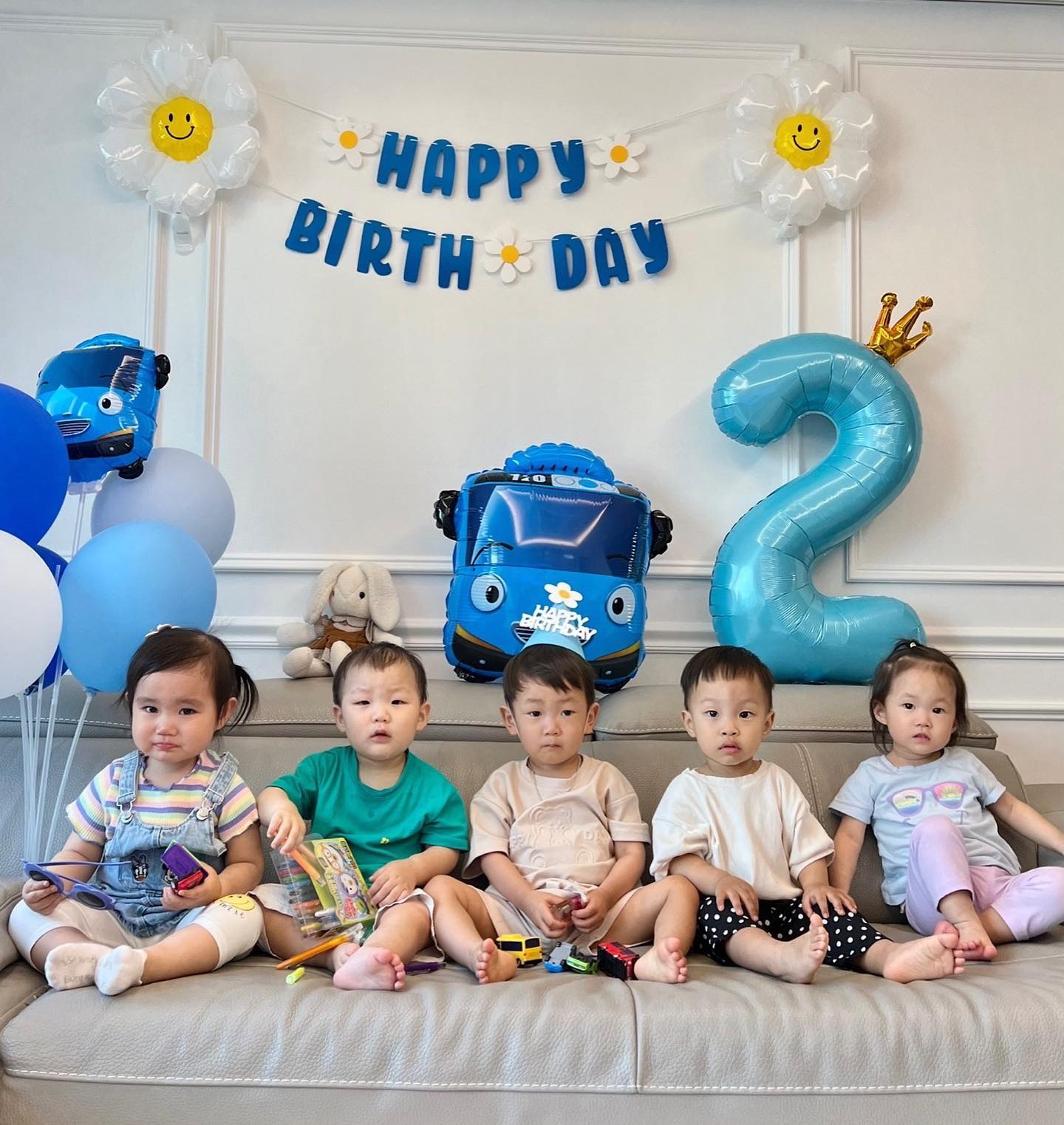 .
시윤이 친구들과 함께한 
첫 생일파티 🎂

친구들 이모들 사랑듬뿍
동영상 너무 귀여워 🐥❤️

연속 생파에 피곤한지 컨디션 별로, 단체샷 표정은 뚱하고 ㅋㅋ 울 애기들 밥도 맛나게 못 해주고 (너희가 잘 안먹는이유..?ㅋㅋ) 여러모로 첫 생파에 정신없고 미숙함에 아쉬움이 많이 남지만……🥹😭

그래도 함께하는 친구들이 있어 행복했다..⭐️

초 너무 잘 불어서 케이크 한 번 더 해야겠네 ㅋㅋㅋ
축하해줘서 감사해요❤️

#두돌 #두돌생일파티