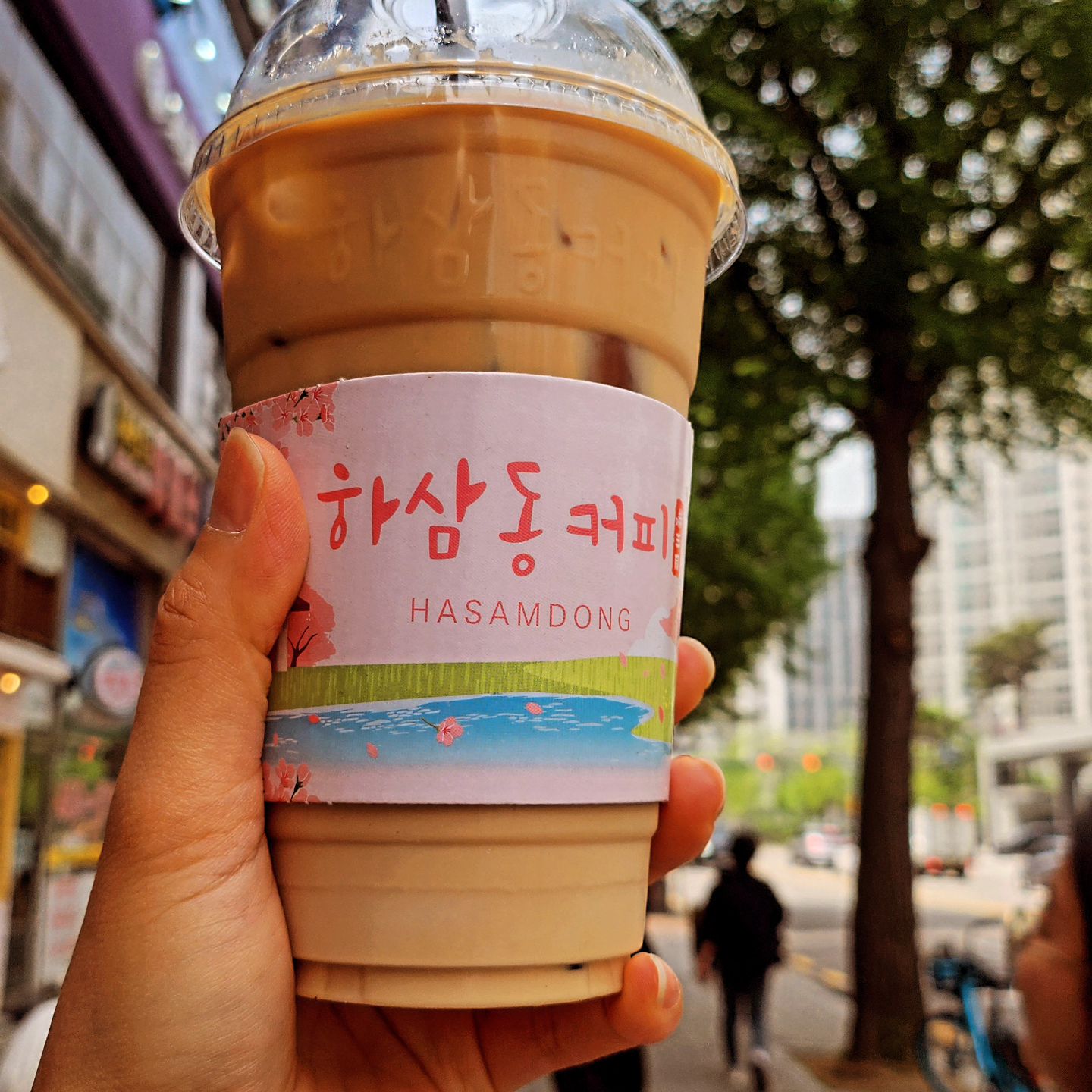 이제서야 첨~~ 
날씨도 좋고 기분업그레이드 되는 달달한 라떼한잔~

#하삼동커피 #라떼한잔 

#맞팔 #먹스타그램 #먹스타 #선팔은곧맞팔