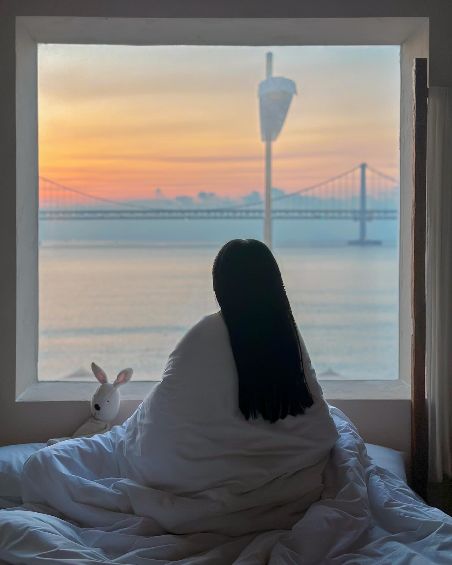 고즈넋하게 머무른 우리의 광안리 숙소, #오늘의우리집🏠

문을 열고 들어서면 대형 빔프로젝터에 사장님께서 틀어주신 오늘의 테마곡이 울려 퍼지고, 오른쪽 통창 가득 담기는 광안리 해수욕장과 광안대교가 보이는 광안리 감성 숙소 머무르다, 고즈넋.
더블베드가 놓여있는 총 세개의 침실과 넓직한 거실이 사랑하는 연인과 오기에도, 우리 가족들과 다같이 오기에도 너무 좋은 공간이였습니다.

광안리 해수욕장을 바라볼 수 있는 창이 있는 따수운 침실과, 통창 가득 광안대교를 바라볼 수 있게 준비되어 있는 자쿠지도 너무 좋더라구요.
해가 지고 따수운 자쿠지에서 광안대교에 불이 들어오는 풍경을 바라보며 한잔 하는 와인이 얼마나 힐링이였는지요.

다음날 아침 일찍 일어나 숙소에서 바라보는 광안리의 일출도 눈물날만큼 너무 황홀했답니다.

광안리가 가득 보이는 광안대교 뷰 숙소 찾으시는 분들께 꼭 추천드리고 싶은 그런 공간이였습니다☺️

🌊머무르다, 고즈넋 (stay_goznuk ) #숙소제공
📍부산 수영구 광안해변로 193 3층
🕰️입실 16:00 퇴실 11:00
◽️개별자쿠지, 기본 어메니티, 침실 3개, 캡슐커피 등
#부산여행 #부산숙소 #광안리숙소 #자쿠지숙소 #광안리가볼만한곳 #부산감성숙소 #감성숙소 #신상숙소 #머무르다고즈넋