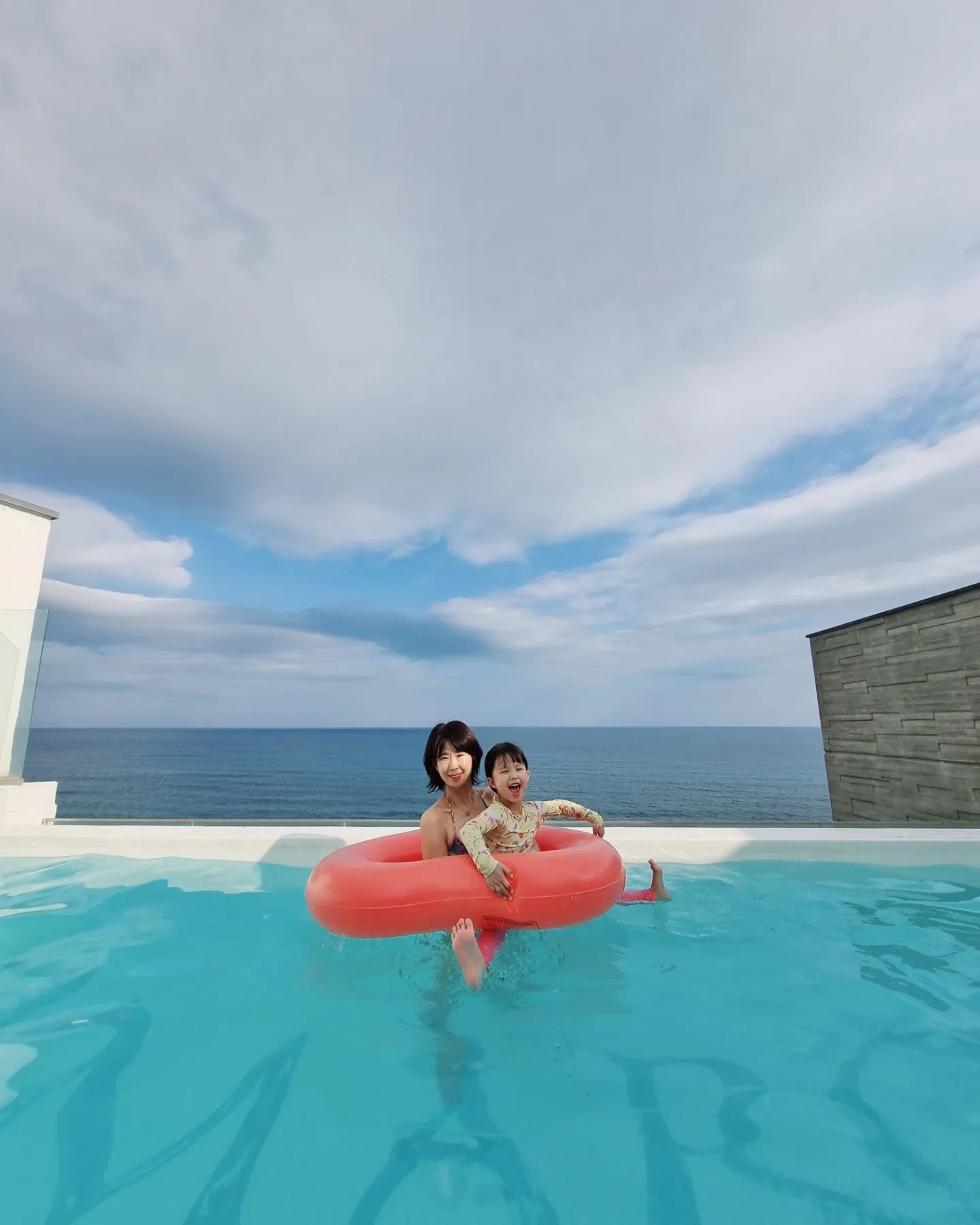 날씨가 좋아서
루프탑 수영장에서 아~주 잘놀았다❤️

자동커튼 탐난다
비싸겠지?🤯

#일상#포항#포항여행#포항마치블루풀빌라
#마치블루풀빌라
#여행스타그램 #좋아요 #가족여행