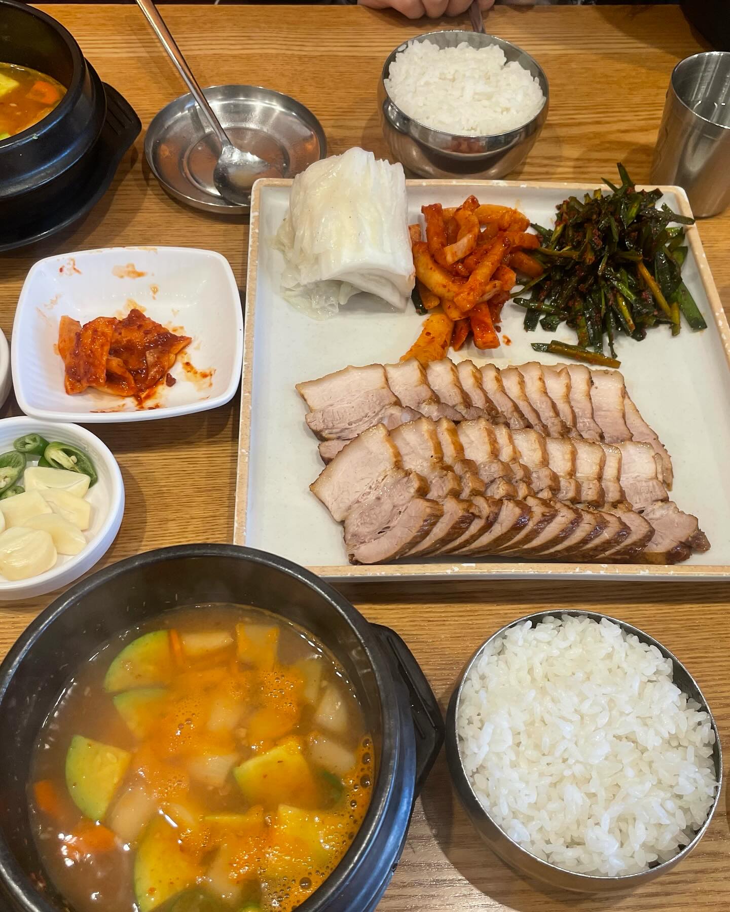 볼일있어 왔다가 점심
사람이 북적북적 많길래 맛집인가 들어옴
국밥좋아하는 중딩은 오늘은 보쌈이 땡기신단다. 양념이 쎄지않고 깔끔한 맛
✅압구정 담미온 수육국밥
보쌈정식 2인이상 주문가능. 1.2만원/1인
#압구정담미온 #압구정점심 #담미온압구정점 #담미온 #압구정맛집 #압구정순대국밥#압구정수육국밥 #보쌈정식 #초긍정치킨양