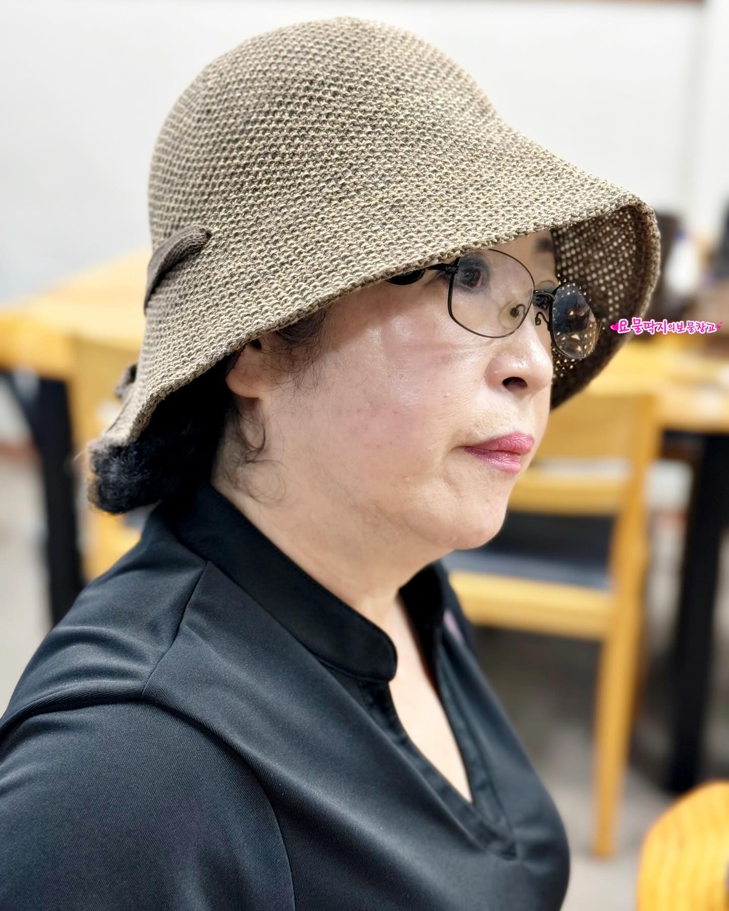 #리팟레이저 3개월 찐후기!
우리엄마 숙원사업인 #흑자고민
드디어 #흑자 로 부터 탈출 했어요
#은계피부과 가서 6월 1일에 #백자레이저 받고 왔거든요
그 이후에 열심히 관리하고
집에서 미백관리도 정말 열심히 하셨는데요
지금 사진보니까 와,, #흑자제거 하고난 피부가 확실히 톤이 달라지더라구요
#피부얼룩덜룩 한게 사라지니까
한톤 더 밝아보이고 
#검버섯 없어지니까 확실히 더 젊어보이고 #동안피부 어렵지않아요
왜 다들 #리팟백자레이저 극찬하는지 알 것 같더라구요
1회 받았는데 이렇게 사람이 환해지다니 !
#reepot 받고 나서 썬케어 엄청 열심히 해야한다고해서
우리엄마 무조건 밖에나갈때 모자쓰고, 썬캡쓰고
집에서도 꾸준히 선크림 발라주면서 관리해주구요
외부에서도 틈틈히 선크림 덧발라주면서 선케어도 꼼꼼하게 해주니까
#피부고민끝
 또 #피부 #흑자레이저 하고 나니까
사실 검버섯이라는게 화장을 해도 커버가 잘 안되거든요
늘 고민이였는데 리팟 #레이저시술 하고 나니까
엄마가 화장 하고도, 본인이 만족하시고! 더 밝아지신 느낌!
자신감까지 개선해주는(?) 리팟,, 안할 이유가없겠더라구요
.
흑자는 난치성색소병변에다가 재발률이 높아 치료가 쉽지 않은데 리팟레이저는
재발률도 거~의 없다고 들었는데 정말 깨끗 그 자체를 유지중입니다 ㅎㅎ
.
곧 있을 9월에 저의 결혼식인데
리팟레이저 하길 정말 잘한 것 같아요!
#검버섯없애는법 #흑자없애는법 #피부고민 #레이저추천 #피부고민해결사 |
#건강한피부 #꿀피부 #피부개선 #피부미인 #시흥피부과 #시흥리팟 #시흥리팟레이저