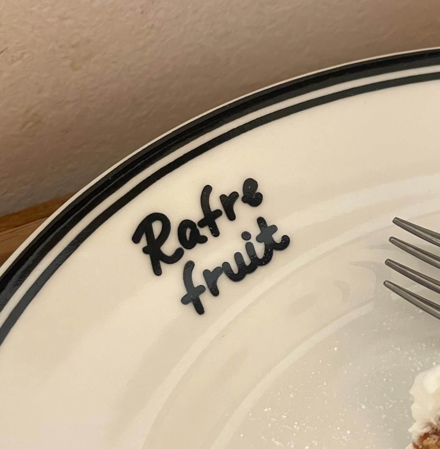 Rafre fruit 라플레플루트🍰🍓

작년 여름에도 빙수 먹으로 갔었는데.. 
웨이팅 실패했던 라플레플루트🥺

올해는 빙수는 아니지만.. 케이크 먹기는 성공!!
평소에도 사람많은 곳인데..
최근에 썰플리 성수편에 nct태용이랑 이석훈님이 다녀간뒤로 
팬들의 웨이팅이 더 많아 진거같다..!

케이크의 생크림이 많이 달지도 않고 딸기가 가득 들어가 있어서 
매우 맛있었다..🥰
집근처에 이런곳 있으면 진짜 자주 갈듯...ㅠ

⭐️ 여기 방문 예정이면 꼭 캐치테이블로 미리 예약하기

#Raferfruit #라프레플루트 #딸기케이크 #딸기라떼 #라프레플루트카페 #성수동핫플레이스 #성수 #성수동핫플 #성수카페추천