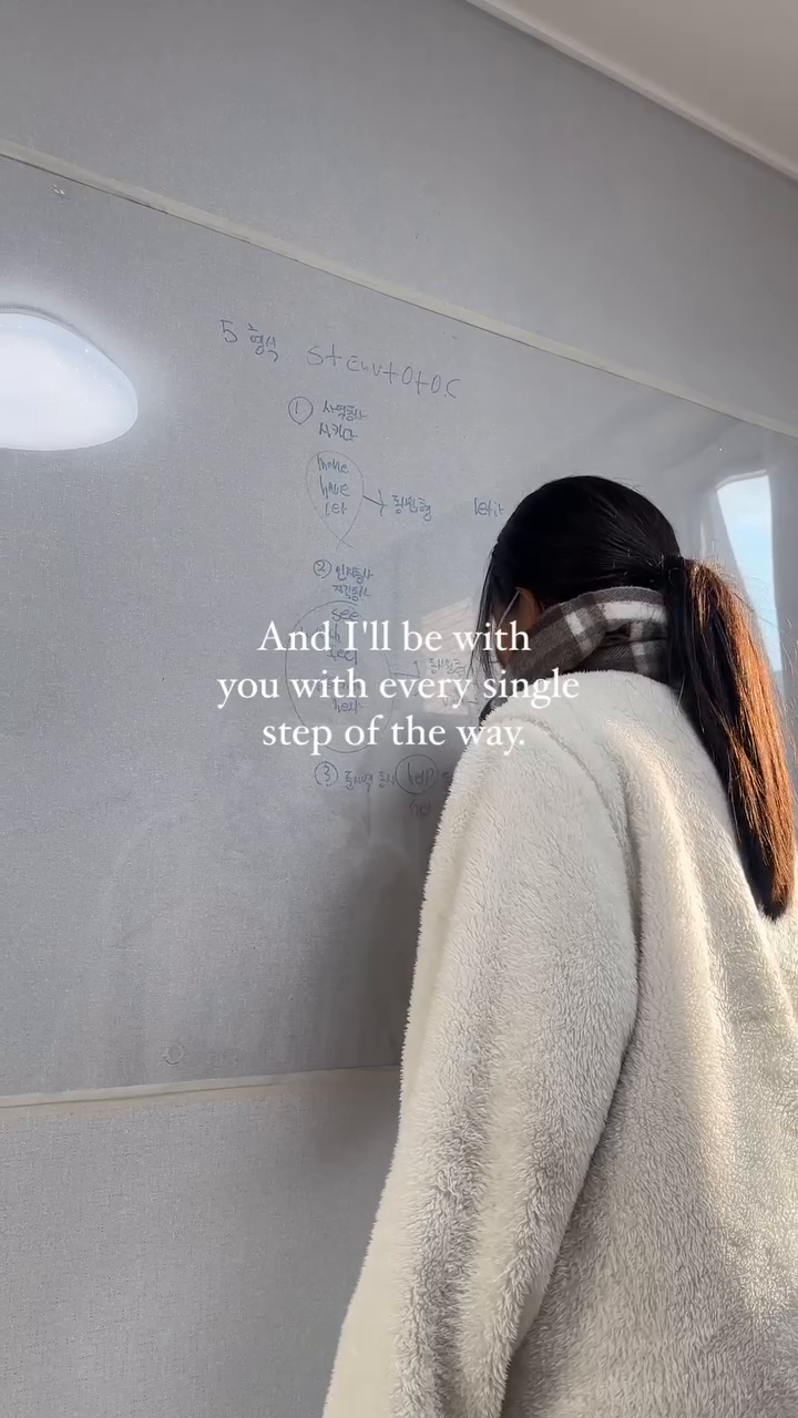 똑같은 문법 설명을 백번이고 천번이고 
너희에게 설명 하는 게 지겹지가 않아 

조금씩 너희의 눈빛이 반짝이게 되고
조금씩 수업에 일찍 와서 이쁘게 자세를 고쳐앉고
조금씩 선생님과 눈 맞춤을 계속 하려고 하고
조금씩 선생님의 말을 귀 기울이려하고
조금씩 이해할 수 있는 폭이 넓어지게 되고 
조금씩 스스로 해낼 수 있는 영역이 커지고
조금씩 공부의 습관과 계획을 잡아나가고
조금씩 어려운 문제를 오히려 즐기게 되어가고

선생님과의 약속에서 
스스로와의 약속까지 잘 지키는 사람이 
되어가는 과정 속에 
선생님보다 나은 제자가 되어주어 고마워 
...

그렇게 발전하는 너희 모습을 제일 옆에서 
바라보고 응원해줄 수 있게 되어 
영광이야

처음 영어를 모르고 어색해 하던 그 순간부터
한 문제밖에 못 맞히던 아이가 
한 문제만 틀려도 책상을 부시며 
아쉬워하던 그 순간까지
모든 너희의 그 순간순간을 기억할거야

너희가 발전하는 동안
선생님도 같이 발전했기 때문이야