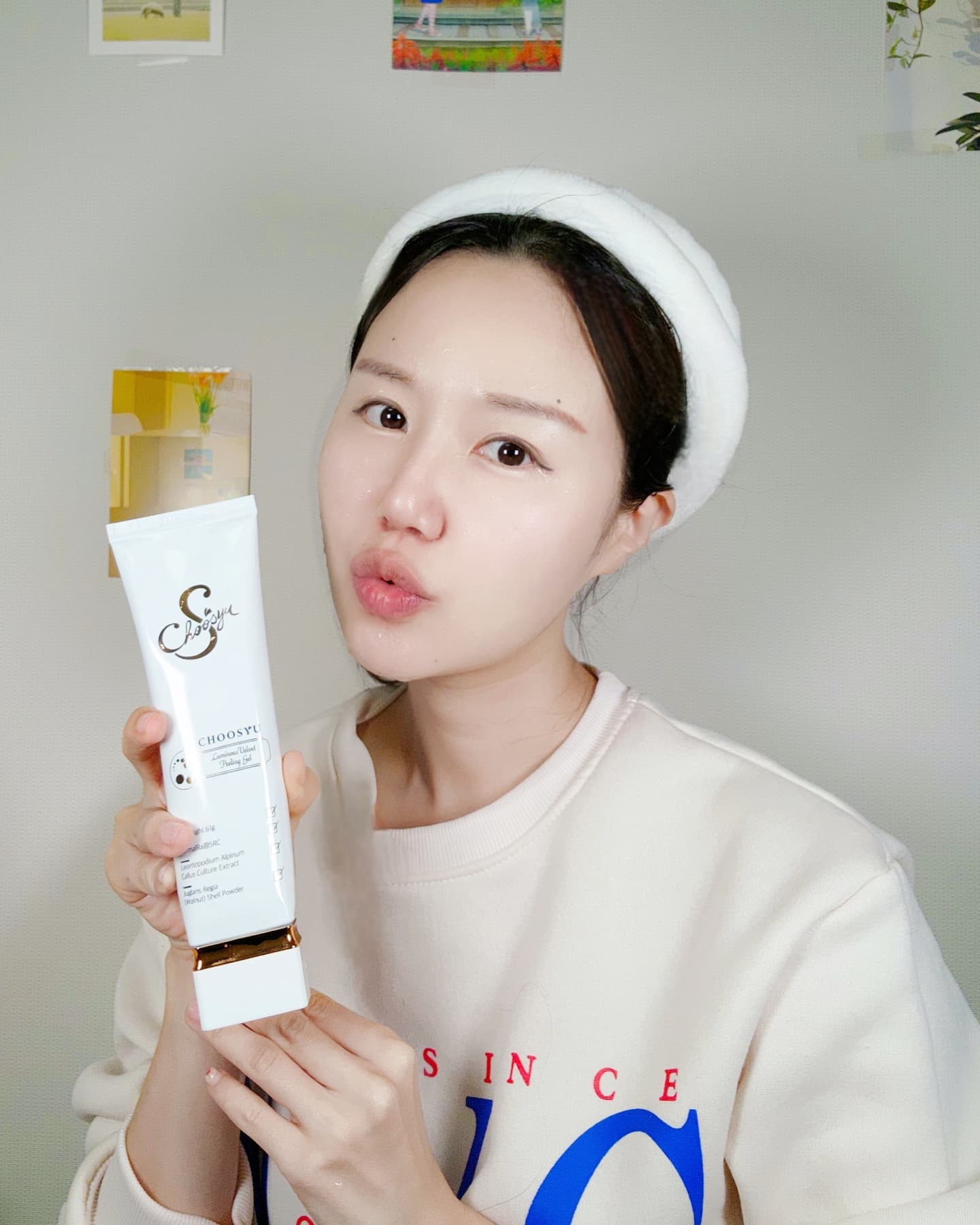 #협찬#광고

피지가 오돌토돌 만져지는게
신경 쓰이고 화장품도 잘 안먹는거 같아서
각질 케어가 필요하다고 느낀 나

초슈 루미너스벨벳필링젤은
부드러우면서도 확실한 필링으로 
각질 케어하기에 좋더라구!!!
제거기존의 산성 필링 성분을 사용하지 않아서
자극적이지 않고 효과적으로 노화된 각질층을 제거할 수
있어서 마음에 들었어!!!

나처럼 민감한 피부와 알레르기가 있는 사용자에도
추천 하고 싶은 제품이야!!!

게다가 미백에 도움되는 성분도 풍부해서
밝은 피부케어에도 도움이 되겠더라구!!!
 
자극적이지 않게 부드럽게 필링하고 나니
오돌토돌한 피지도 눈에 띄게 줄었고 모공이 깨끗하고
촘촘해진 느낌
거기다 피부결도 매끈하고 환해진 느낌이더라구!!!

그래서 그런지 화장도 잘 먹어서
각질케어는 주기적으로 해줘야겠단 생각이
들었어

맑고 밝은 매끄러운 피부관리를 원한다면
초슈 루미너스벨벳필링젤 각질케어 추천해!!

#초슈 #초슈루미너스벨벳필링젤 #choosyu #순한각질제거 #피부광채 #데일리스킨케어필수템 #민감피부추천 #부드럽고매끈한피부 #필링젤
#각질제거 #피부관리 #스킨케어 #데일리필링 #민감피부추천 #저자극각질제거 #매끈한피부 #피부결정돈
choosyu.official liora.2024_