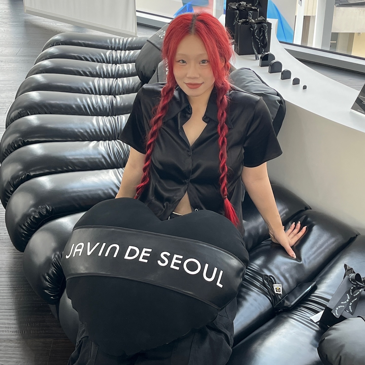 내가 쿠민 쿠션 🖤

자빈스서울 플래그십 스토어 
javindeseoul 

[서울 용산구 이태원로55가길 21 4F]

_
#javindeseoul #쿠꾸 #hannam #윙크쿠션 #한남동 #제품제공 #한남동팝업