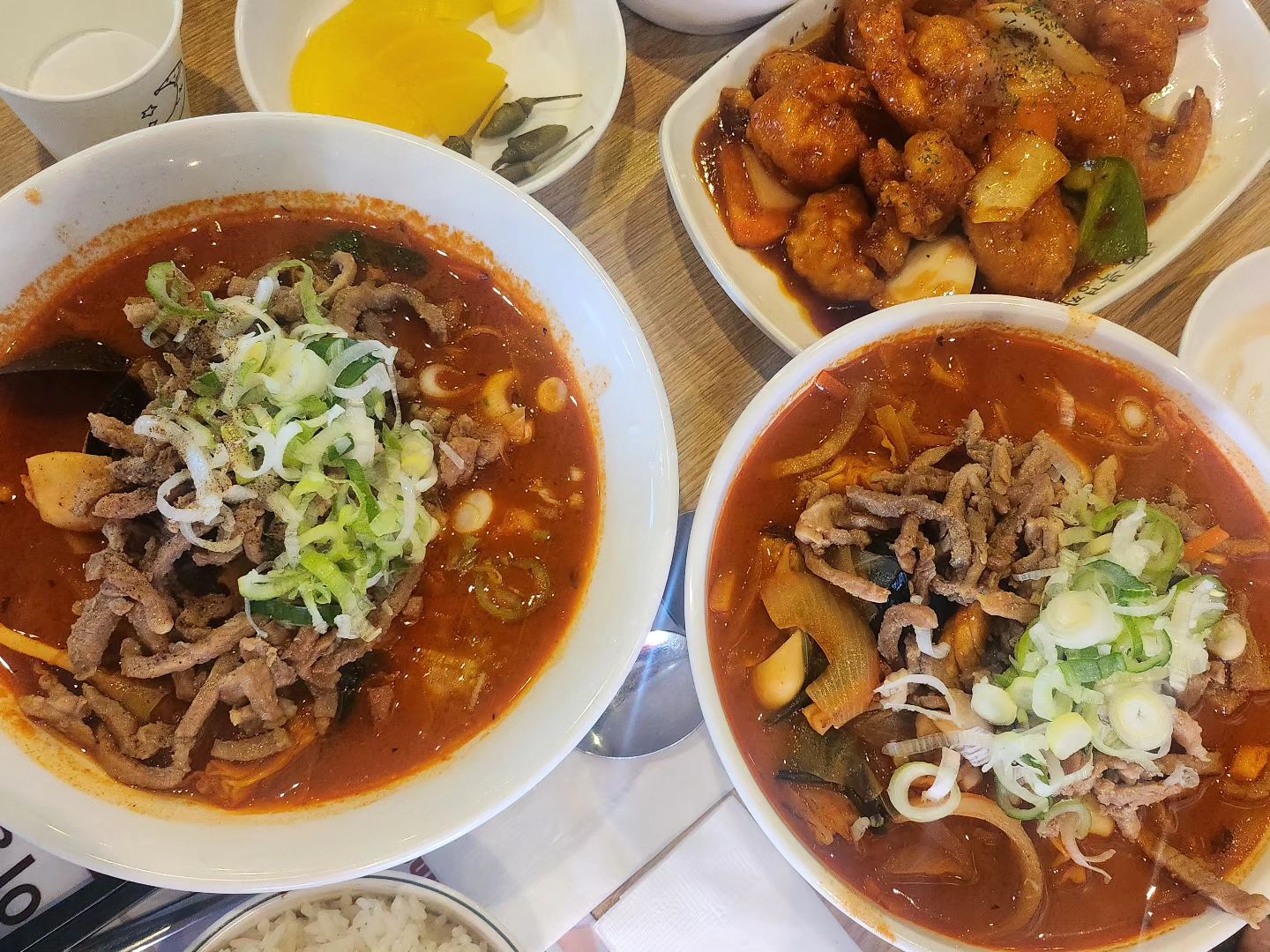 검단 삼촌댁갔다 맛나게 먹은 점심 
#고기짬뽕 #칠리새우 #탕수육 까지
완전 푸짐~~!!
갈때마다 꼭 들리는듯~!!
.
#북경짜장2900 #북경짜장검단점 #고기짬뽕밥
#짬뽕맛집 #중국요리 #검단맛집 #가족외식 #일상