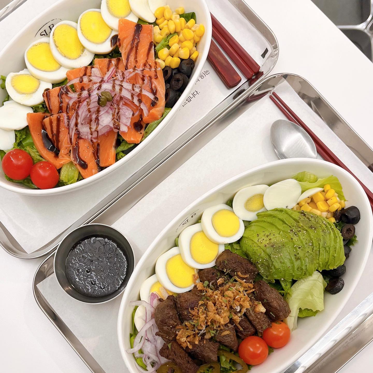 #협찬 이지만 단골예약🥰

서초 교대역 인근 #slb샐러드 다녀왔어요

🥩🥗🥑 부채살샐러드+아보카도 추가
운동 후 든든하게 먹고싶어서 부채살 가득올린
샐러드에 아보카도까지 추가해서 먹었어요
부채살에 시즈닝이 되어서 갈비맛이 살짝
나는데 달지 않고 완전 맛도리에요!
 
🐟🥗훈제연어샐러드
풍미가득한 훈제연어와 잘어울리는 슬라이스 
양파와 케이퍼까지 어우러진 샐러드에요
요건 친구가 먹어서 한입 먹어봤는데
담백하니 맛있었어요!

샐러드가 신선하구 토핑추가도
자유롭게 내맘대로 조합할 수 있으니깐
slb_gyodae 자주 방문할 것 같아요ㅎㅎ

#서초동샐러드
#서초동맛집
#교대역맛집
#교대역샐러드
#교대역샌드위치
#강남역샐러드 
#강남다이어트 
#다이어트음식추천
#다이어트그램 
#프리미엄샐러드
