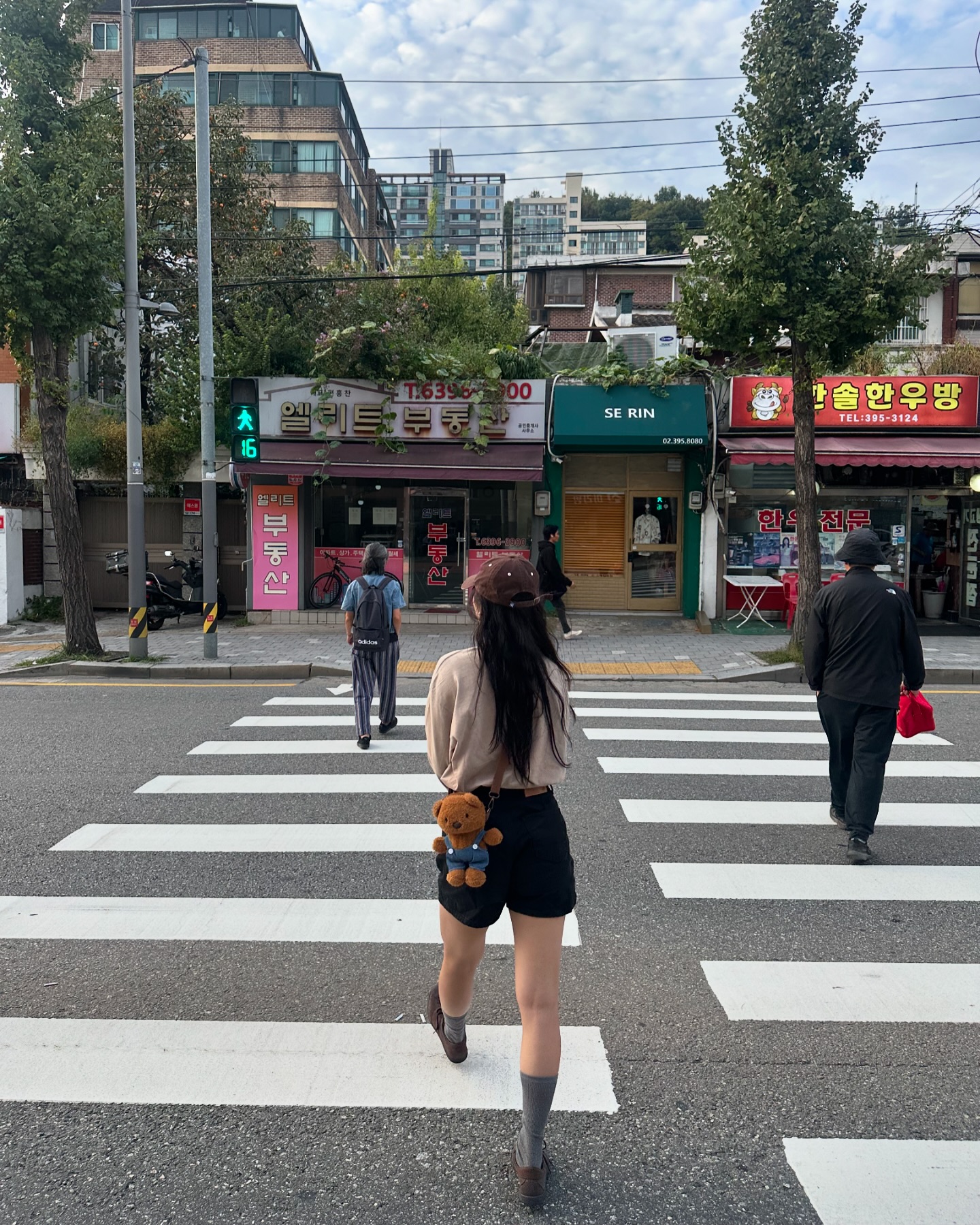 새 신을 신고 뛰어보자 폴짝🤎
제 포즈에 킹받으셨다면 성공입니다 

이상 아디다스 토바코 브라운 코디였습니다🙇🏻‍♀️

Top : travel_liveincomfort -Long sleeve
Pants : autumn_product -Short 
Shoes : adidas -Tobaco brown
Acc : newerakorea -Cap brown