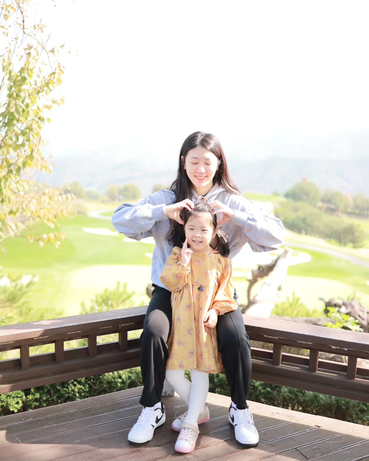 .
예쁜 내동생과 제부되실 짝꿍과
함께 다녀온 여행
.
형부가 지난 가을, 애플로 이직해서 미국에 있기에
결혼식을 미루게 해서 아이들에게 미안함과
아직은 어려서 아쉬웠던 내 마음
똘똘한 두 아이가 잘 살꺼라 믿는다.
.
내 아가가 어느새 다 커서
진짜 내 아기를 안고 있는걸 보니
마음이 뭉클
.
.
#20231016🐻