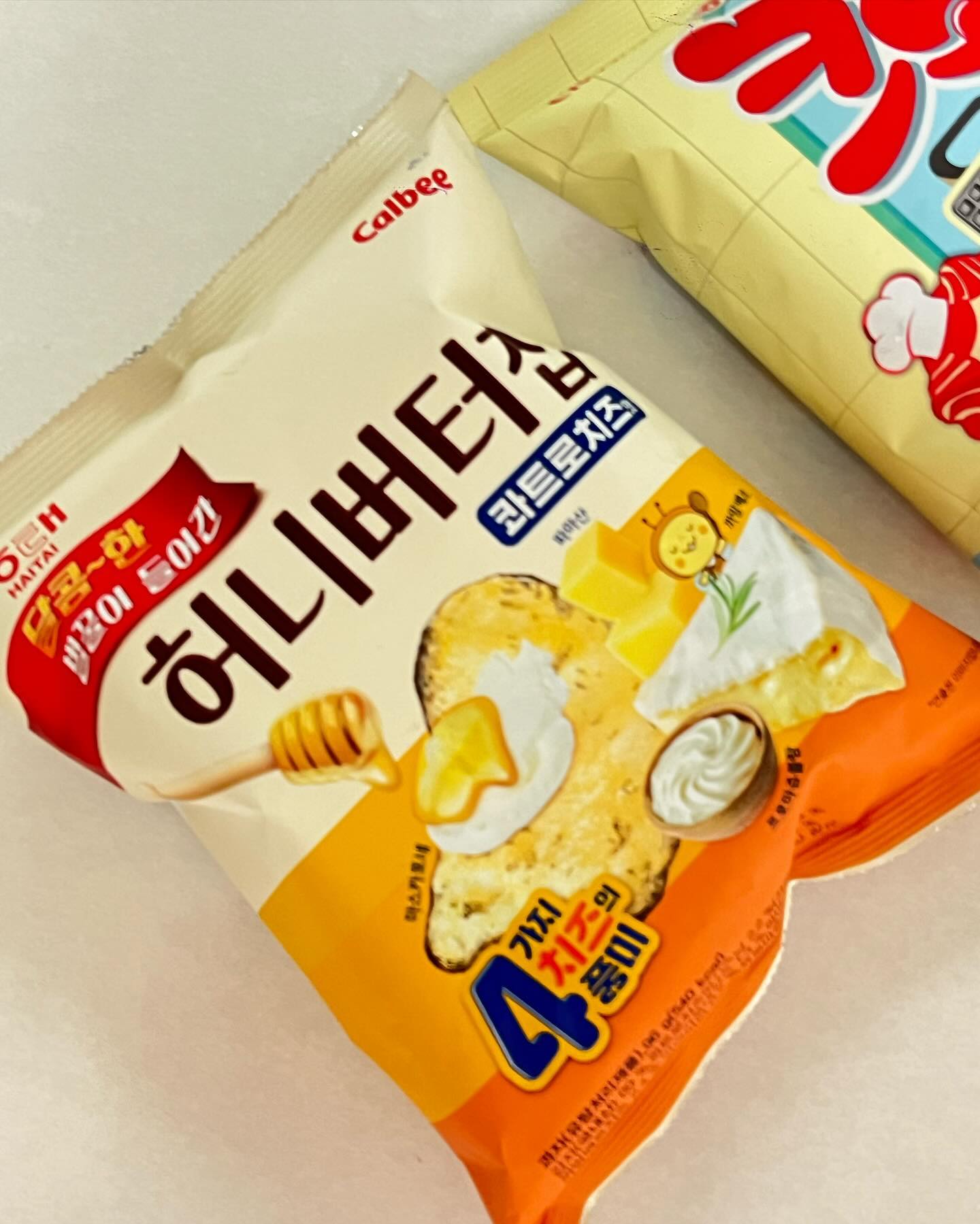 오늘의 과자 😋
.
.
허니버터칩 콰트로치즈맛 🍯

동생 피아노 간 사이 먹으려고 구입한 간식 
신상과자인 줄은 모르겠지만, 나한테는 신상과자!! 
노란색 그냥 허니버터칩보다 덜 달고, 풍미가 더 있다. 

도전 성공 🤍