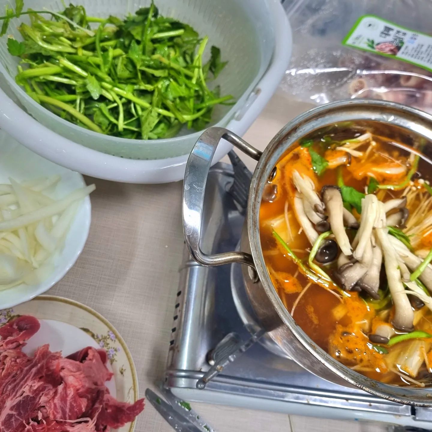 이번엔 인스타갬성이고 뭐고 모르겠고 찐 자취생의 현실적 식사타임을 그려본다

✨️ 홀리데이 키친 등촌식 얼큰미나리 샤브샤브
✔️ 요리는 못하지만 맛있는 음식을 포기못하는 사람
✔️ 퇴근 후 빠른 식사를 위해 간편식을 선호하는 사람
✔️ 샤브샤브 좋아하는 사람✋️

전부 나에 해당하는 사항이므로 겟챠✨️

구성 : 미나리, 양파, 버섯2종, 감자, 소고기, 소스 
2~3인용이라고 하지만 2인이 먹기에도 사실 쪼굼 부족행...야채가 더 많았으면 좋겠는 개인적인 바램
우리는 집에 있는 고기추가+ 새우추가+ 월남쌈까지
야무지게 싸서 먹었당 ❤️
매콤 소스라 자극적일줄 알았지만 생각보다 괜찮았고
다음에는 야채를 더 사와서 재도전 해보는걸로!! 

#윙잇#wingeat#간편식#주간윙슐랭#홀리데이키친등촌식얼큰미나리샤브샤브2~3인#홈쿡#밀키트#자취생의현실적인저녁식사