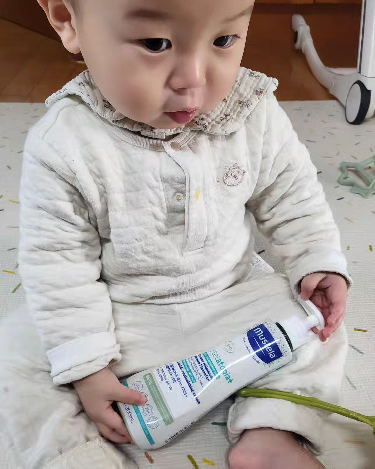 #똑닥 #무스텔라 #제품제공

저희 14갤 아기 도윤이부터 아빠 엄마까지 온가족 피부 장벽 튼튼하게 지켜주는 무스텔라 스텔라토피아 플러스 리피드 리플레니싱 크림

특히 요즘 같은 계절 그리고 민감하고 약한 아이들의 피부에 좋은 건조로 인한 가려움을 완화 시켜주는데 참 좋은 크림이에요. 24시간 유지되는 깊은 보습감이라 한번만 발라도 촉촉하고 피부 장벽이 살아있는 느낌!

올인원 케어라서 온 몸에 사용 가능하고 무향에 자극적이지 않아 신생아도 좋아요! 
바이오에콜리아 프리바이오틱, 유기농 아보카도 오일, 유키농 해바라기씨오일, 유기농 시어버터 까지! 민감하고 연약한 피부를 가지신 분들은 특히 꼭 써보세요!

똑닥X무스텔라로부터 제품을 제공받아 체험한 솔직 후기입니다

#똑닥 #무스텔라 #제품제공