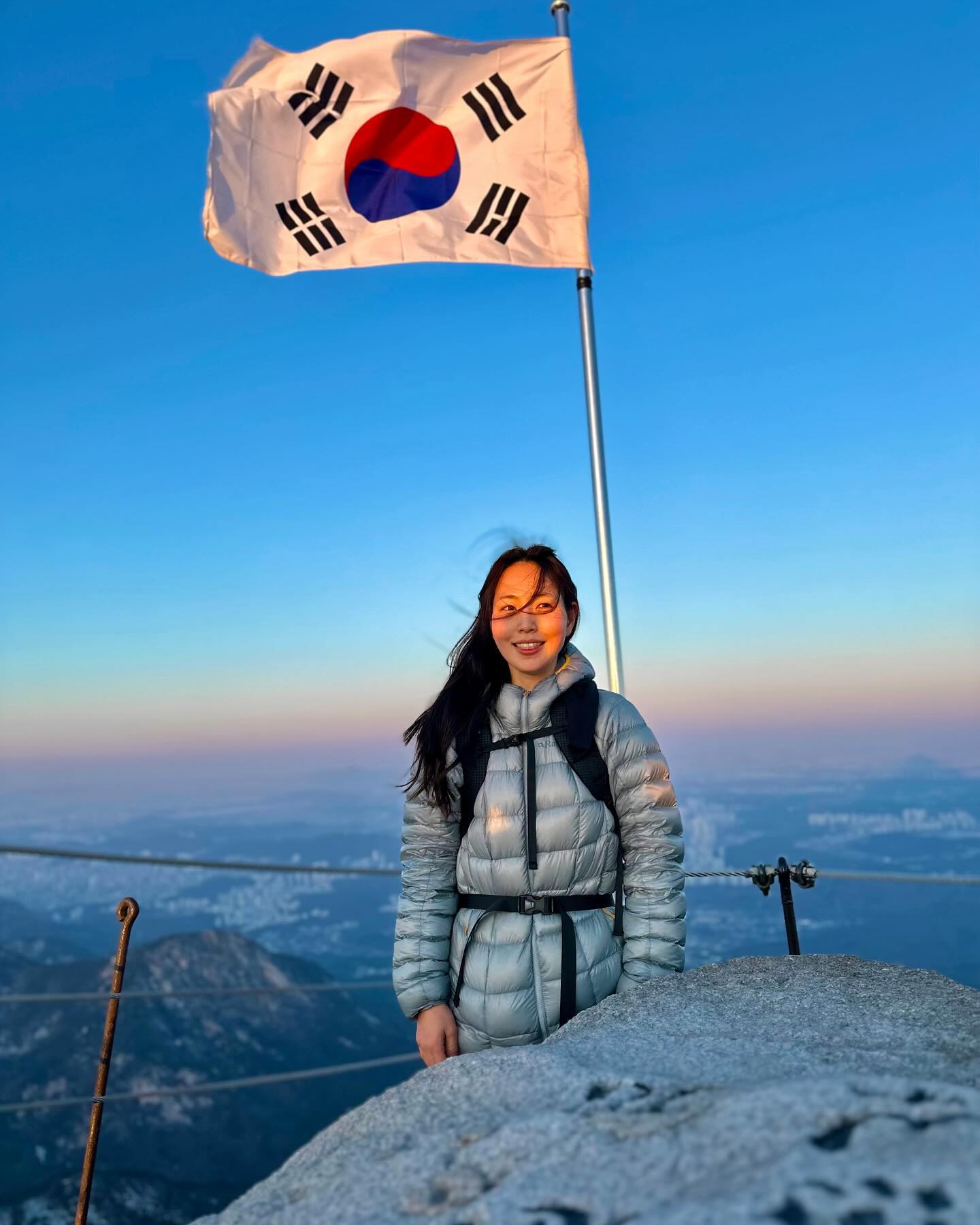 #rabmountainpeople 

매우 신나는 일출산행
이른 새벽에 일어나는것은 약하지만
오르는 것은 늘 기쁘다 ☺️

즐거운 사람들과 함께여서
더욱 따숩고 행복산행 🥰😋

아직 북한산은 설산이어서 너무 놀랬다는... 😅 
아이젠 필수입니다!! 

그래도 이 눈들이 자양분이 되어
산들이 푸르러진다고 생각하니 기쁘다!!!! 
헤헤 야호! 

유쾌한 9기 분들 ! 
다들 또 만나요 😻😻

#북한산국립공원 #rab #rabmythic