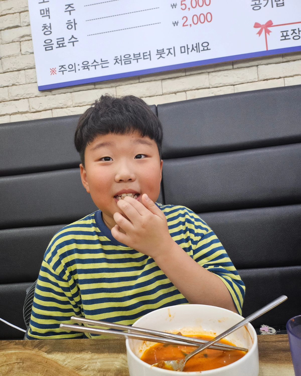 240810
#이나경송탄부대찌개 먹겠다고
2시간30분을 옆 카페에서 웨이팅하고
드디어 입장!! 먹는건 순삭이여ㅋㅋ
파가 파가 진짜 겁나 많아
파 찌갠줄 ㅋㅋ
디져트 젤라또 냠하고 집으로~~
.
.
.
.
#두번은못가것다 #웨이팅지옥