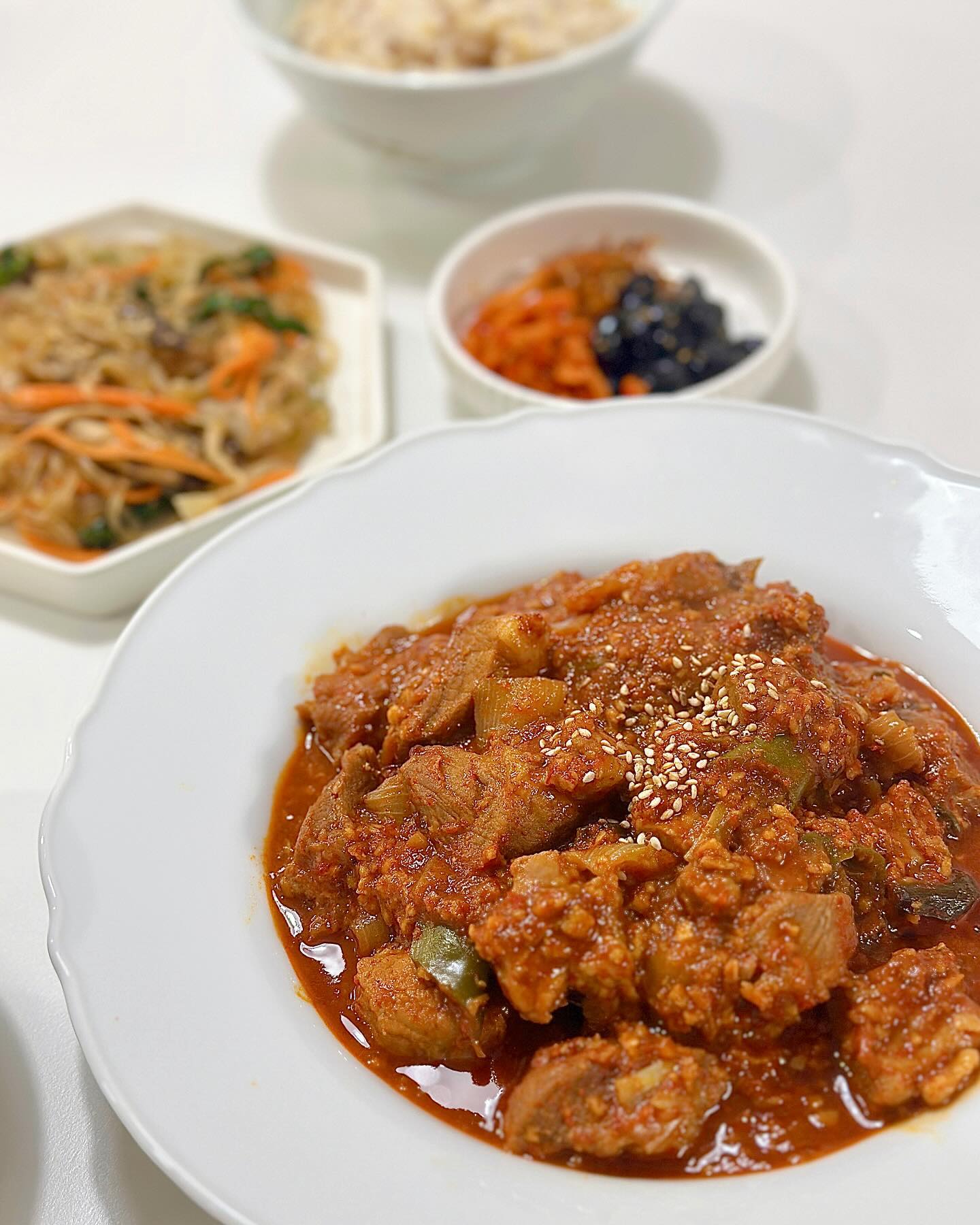 대구에서 먹던 그 맛!! #돼지찜갈비
마켓컬리 할인쿠폰이 있어서 인스타에서 맛있어보이던
레시피 따라 만들어보려고 앞다리살 주문했습니다!
 
마늘 듬뿍 들어간 대구 동인동찜갈비 스타일로 만들어봤는데
결론은! 밥두공기!!!
마지막엔 양념에 밥한그릇 넣고
남편이랑 양푼이스타일로 같이 비벼먹었습니다😋

📌돼지찜갈비

🔍재료
앞다리살(600g) 양파 대파 청양고추 물(500ml)

🔎양념(숟가락기준)
고춧가루(6) 다진마늘(얼음큐브6) 진간장(3) 설탕(2) 맛술(2)
참기름(0.5) 후추조금

🔖만드는법
앞다리살 지방을 잘라내고 먹기좋은 크기로 자른다
냄비에 양념과 물, 고기, 야채를 넣고 팔팔 끓여줍니다
고기가 익으면 중불로 양념이 졸아들때까지 끓여줍니다
꾸덕한 느낌이 되어야 완성ㅎㅎ
 
 
._.