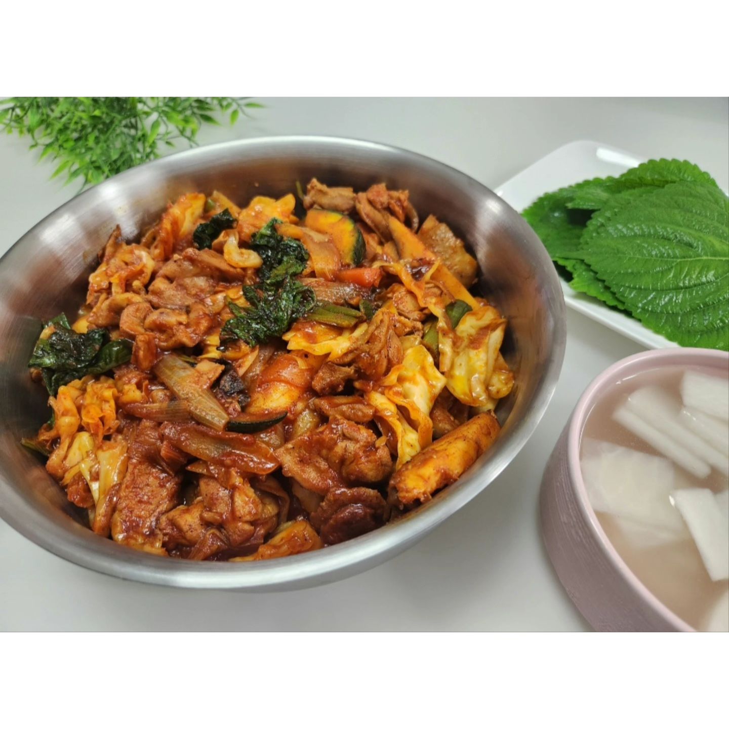 닭갈비 좋아하시나요!? 오늘은 엄마가 만든 맛의 정성 가득 수제 닭갈비 밀키트 소개하려고 해요~!! 🫶🏻

✔️캠핑, 펜션갈 때는 물론 집들이음식, 술안주로도 딱 좋고 간편하면서 푸짐하게 먹을 수 있는 #그랜마닭 수제 닭갈비밀키트에요.🍗

✔️당일제조한 국내산 냉장육을 사용하여 신선하게 먹을 수 있고 공장에서 만든 음식이 아닌 수제로 처음부터 끝까지 만들어 정성 가득🤍

✔️1차 양념이 되어 손질된 닭고기, 신선한 국내산 야채, 그냥 먹어도 맛있는 양념장에 동치미까지~!!! 시원한 동치미국물이 또 닭갈비와 먹으면 대박입니다.‼️

✔️양념 자체가 맛있어서 어디서든 편하게 닭갈비를 먹을 수 있는데 남은 양념에 볶음밥은 또 빠질 수 없잖아요~? 
양념이 맛있으니 볶음밥까지 최고~❕️

양도 많고 신선하게 맛있는 그랜마닭 닭갈비 밀키트 찐추천합니다.👍🏻

✅️ https://smartstore.naver.com/granmadak/products/9088677180

#닭갈비밀키트 #그랜마닭밀키트 #그랜마닭닭갈비 #집들이메뉴 #집들이음식 #술안주 #술안주추천 #밀키트 #밀키트추천 #수제닭갈비밀키트 #간편밀키트 #닭갈비 #캠핑밀키트 #펜션밀키트 #캠핑요리 #캠핑밀키트추천 #먹팔 #맞팔