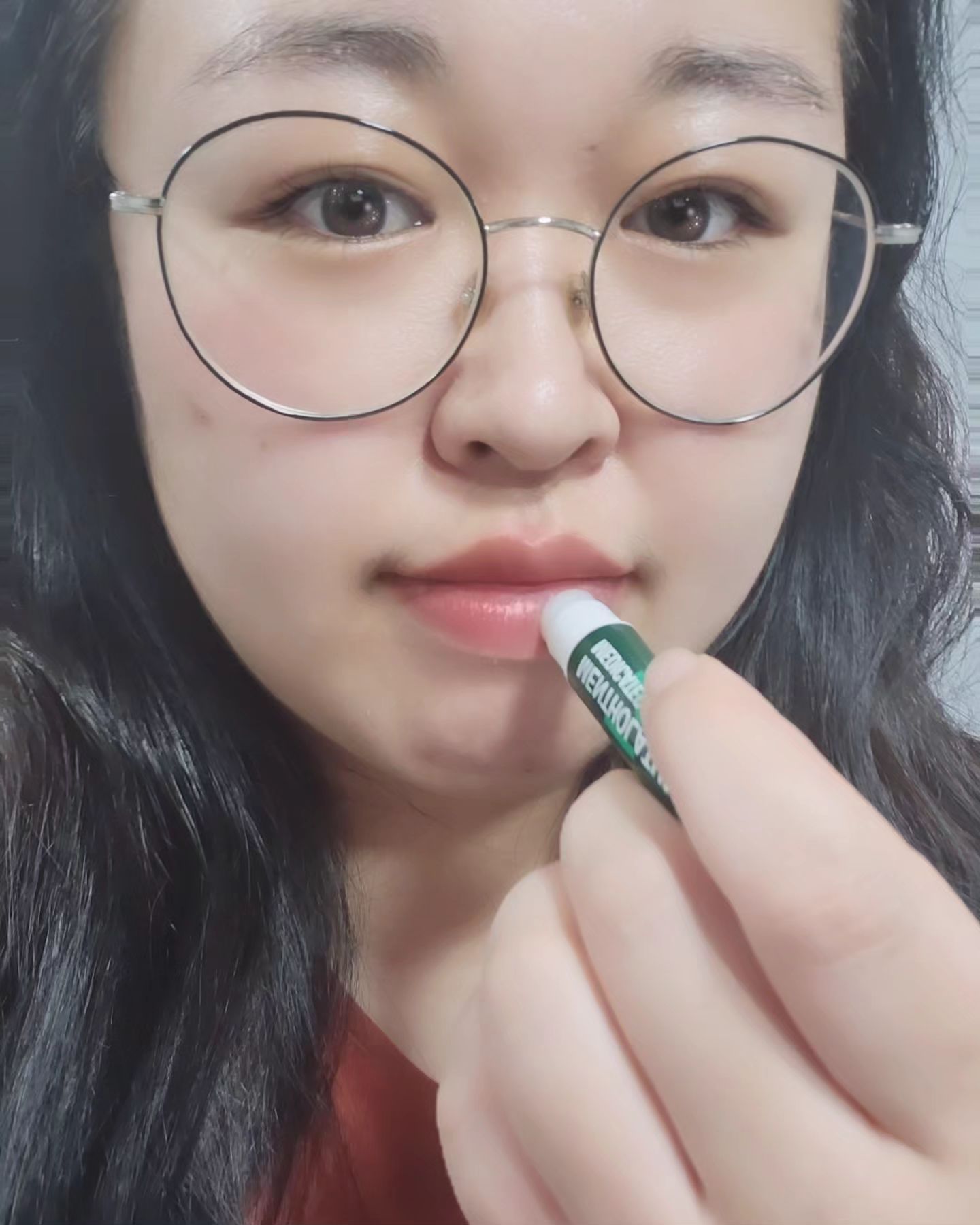 #협찬
집중 관리가 필요한 입술을 촉촉하게!
멘소래담 메디케이티드 립밤❤️

쌀쌀해진 날씨에 준비해야하는 립밤!

평소 꺼칠어진 입술을 어떻게 관리해줄까 고민하다 발견했지요~

130년 역사의 헬스케어 기업에서 만드는 프리미엄 립제품!
멘소래담의 멘톨 진정 기술력의 정수를 담은 립밤!
최고 품질의 립밤으로 건강하고 아름다운 입술을 위한 다양한 제품을 제공하는 전문 브랜드입니다

멘톨진정기술과 보습&진정효과에 뛰어난 제품으로,
잔뜩 갈라지고 거칠어진 입술을 메디케이티드 립밤으로 빠르게 진정시킬구있어요!!

첫느낌은 화한 느낌으로 작은 자극이 느껴지더니 점차 자극은 줄어들고 촉촉함만 남더군요

시원한 느낌의 립밤을 찾으신다면 요거 강추!!

mentholatum.kr👈

#멘소래담 #멘소래담메디케이티드립밤 #멘톨립밤 #집중진정보습 #메디케이티드립밤 #고보습립밤 #입술보호제 #립밤추천 #입술각질 #올리브영립밤추천 #입술건조 #올영립밤 #입술보습제 #보습립밤 #촉촉한립밤 #데일리립밤 #각질립밤 #립밤