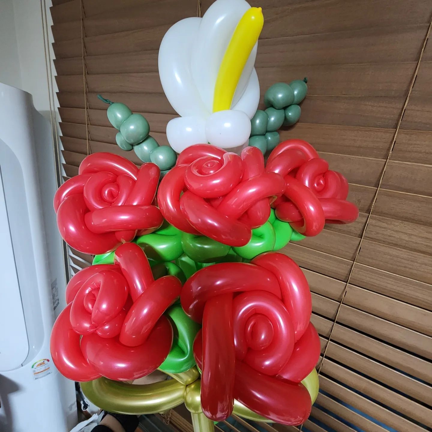 30주년기념 꽃다발

30주년 행사용 꽃다발제작💐
재료비도 안 받고 품삯도 안 받는 🤪
내일은 30주년행사, 모레는 임기제부사관 임관
남편부대 선후배님들에게 기쁨이 되길 👍

날로 진화하는 내 풍선스킬
유튜브는 제일 좋은 선생님 balloonsepo_official 감사합니다
.
.
.
#셈퍼텍스 #장미꽃다발 #장미풍선꽃다발 #카라꽃 #카라꽃풍선 #노동착취 #무보수노동