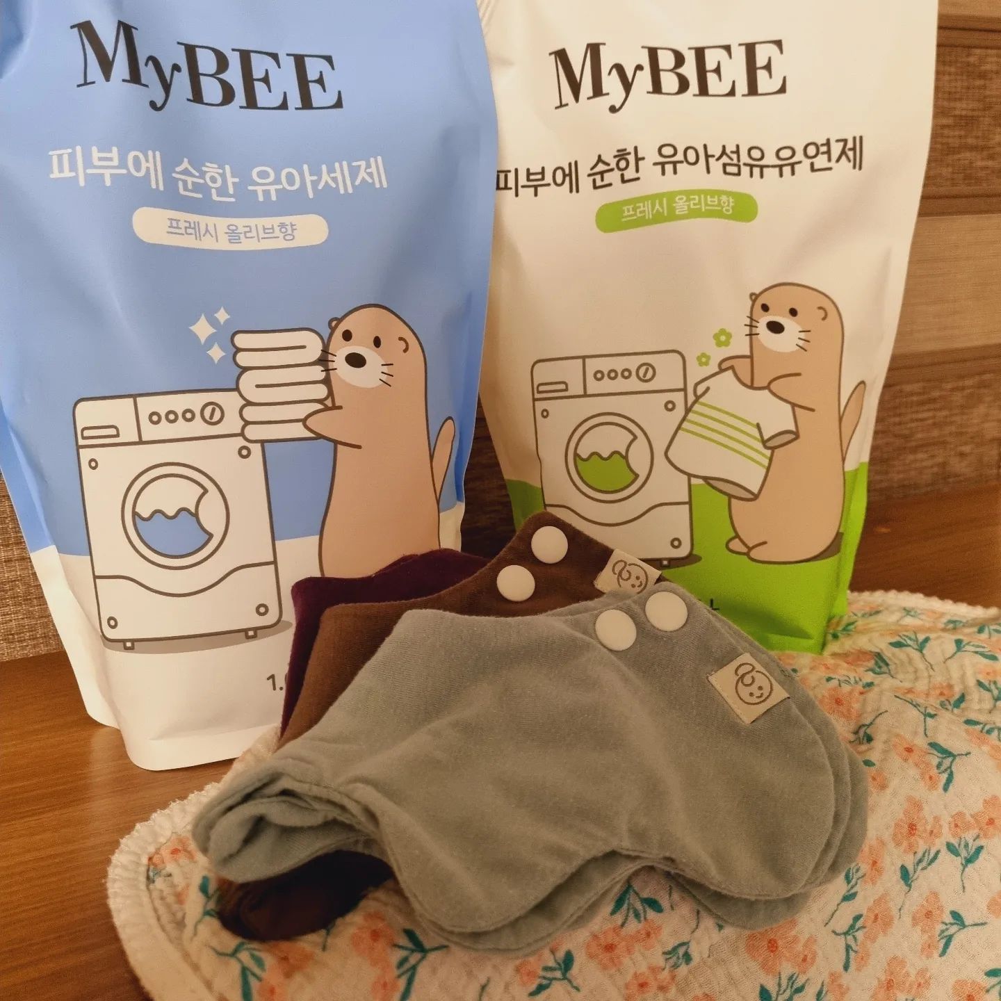 요즘 저희 아이가 옷에 자주 뭘 묻어오기도하고

미세먼지때문에 청결에 신경쓰고 있는데요~

이런 와중에 민감한 피부에도 사용이 가능한

유아세제를 발견했어요~ 독일에서 깐깐하다고 소문난 더마테스트도 통과한

제품이랍이다~!

더마테스트에 대해 간략하게 설명드릴게요~!

​

더마테스트는 란?

더마테스트는 피부에 닿는 모든 제품들을 이 안전성에 대해 인증을 하는 독일 기관이에요~!

1978년 독일에 설립된 업계 최초 피부 과학 연구소인데요~

평가 기준이 철저하고 까다롭기로 유명한 기관이에요~

드디어~! 한국에 2022년 1월에 한국지사가 설립됐어요~!

​중성세제로 되어 있어서 모든 의류에

사용이 가능하답니다~

저는 거의 모든 옷을 마이비세제로 사용해요~독일 더마테스트 엑설런트 등급!!

더마테스트는 정말 깐깐하게 테스트 하는 절차인데

엑설런트 등급을 받았다니 대단해요~

성분도 좋은데 세탁 효과도 넘 좋답니당~ㅎㅎ
#마이비#mybee #유아세제 #아기세제#유아섬유유연제 #아기섬유유연제#중성세제#아기세탁세제 #신생아세탁세제
#더마테스트#더마테스트코리아 #독일피부과학연구소#더마테스트씰 #더마테스트인증마크#클린뷰티#민감성피부 #인증#피부시험#안전#화장품시험검사기관