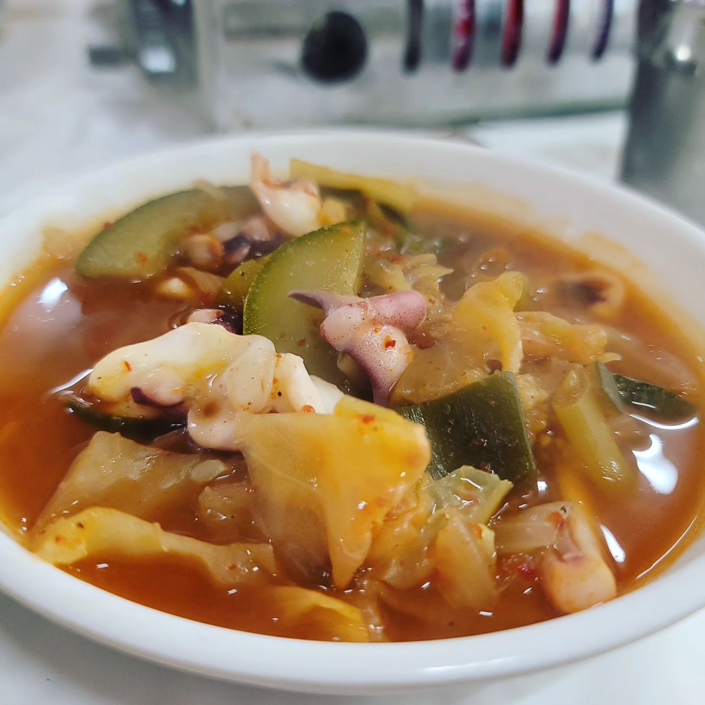 만세 보령 !
가성비 좋은 백반 맛집을 소개합니다.

🌿 충청남도 보령시 큰오랏3길 70
  영업시간 : 오전 11시 ~ 오후 3시
  매주 일요일 휴무

점심시간에만 즐기는 집밥 스타일 !

밑반찬 일부와 찌개가 매일 바뀌는 식당인데
저는 이날 오징어찌개를 먹어봤어요.

시원한 국물이 매력적인 오징어찌개가 또 생각날것같네요 : )

※ 점심시간 피크에 특히 북적이는 곳이라
서둘러 가시는걸 추천해요.

#보령한달살이 #보령시문화관광
#만세보령 #보령여행 #대천나들이

#이화수식당 #대천이화수 #오징어찌개🦑 #보령백반맛집 #동대동맛집 #동대동맛집추천
