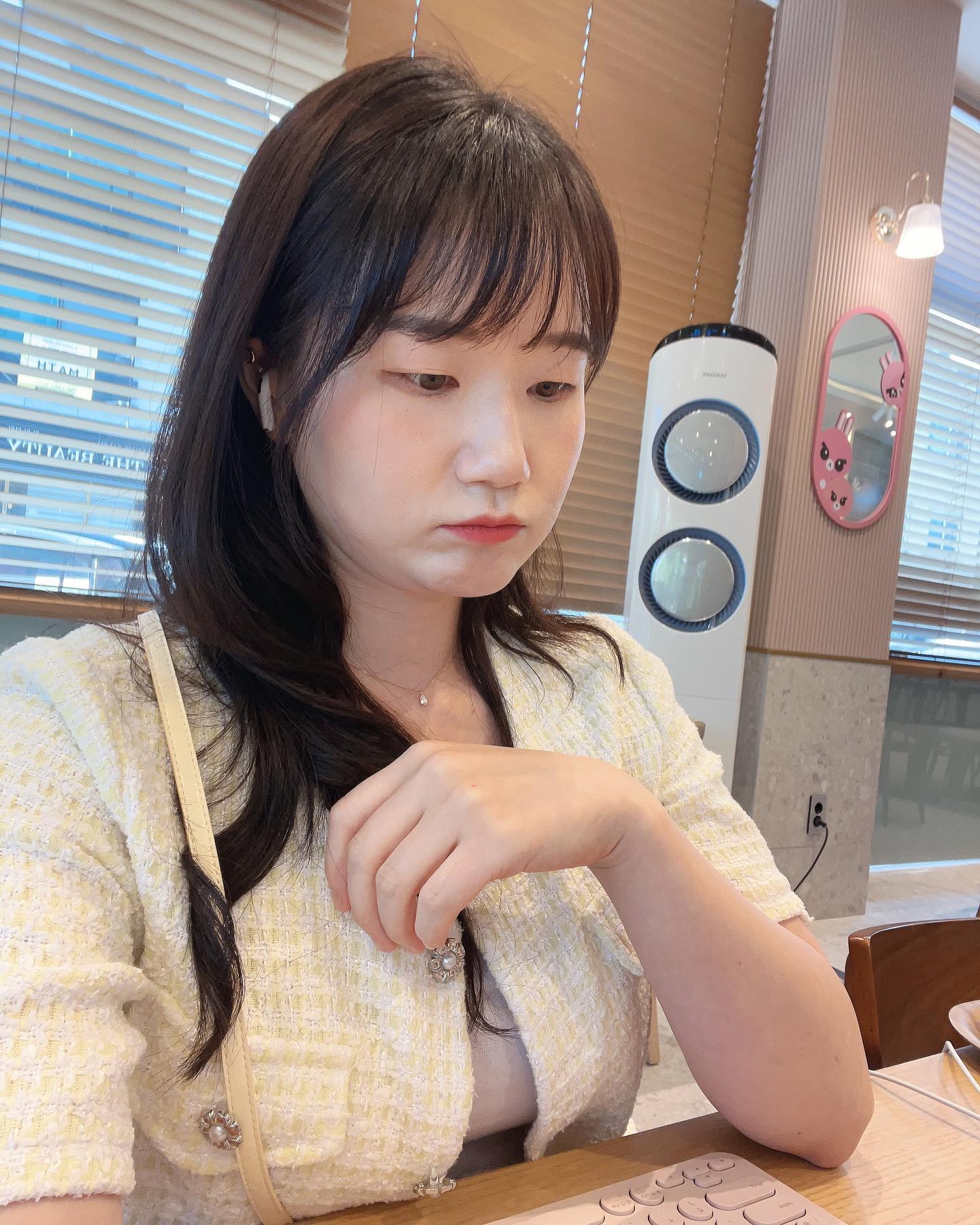 조명+자연광 맛집에서 주머니인지 가방인지 헷갈리는 미니백이랑 사진📸

역시 최고의 성형은 다이어트인가 다시 셀카 얼굴 컨디션이 돌아왔도다🙈

+@ 로 괄사효과 무시 못해🫶🏻🫶🏻

#쏭스타그램 #셀스타그램 #얼스타그램 #selfie #selca #findkapoor #파인드카푸어마티백 #미니백 #내돈내산