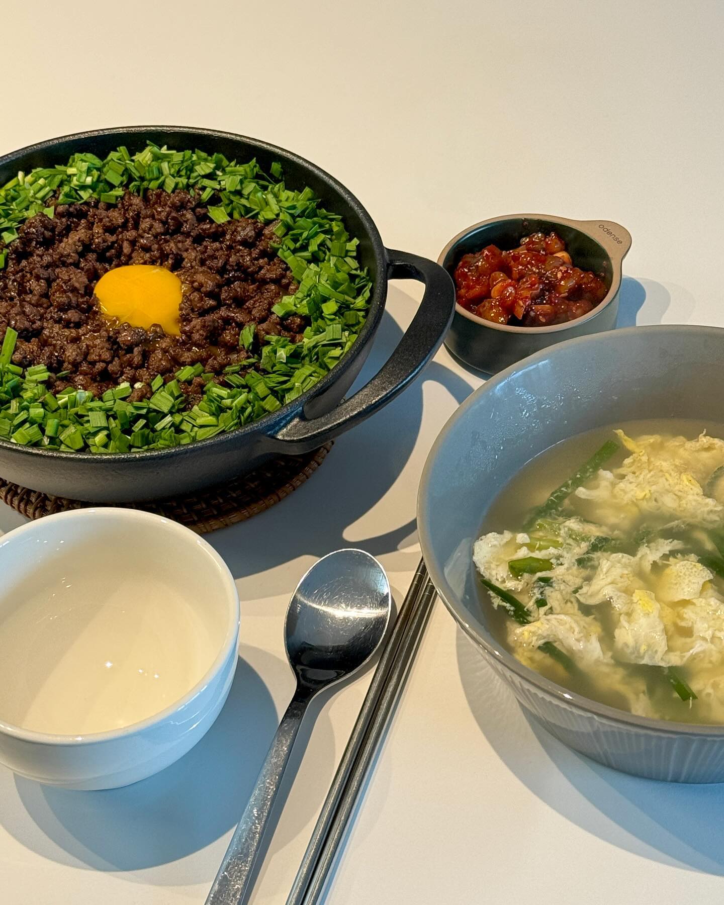 남표니 아침밥 해주려고 준비 다 해놨다가
못 일어남,, 저녁엔 더 맛있는 솥밥 해주께♥️
📌소보로 솥밥📌
- 소고기 다짐육(200g),멸치다시마 코인육수 1알, 물 300~350ml
- 쌀 2컵, 버터 1조각, 다진마늘 1/2, 쯔유 2큰술
- 소보로 양념: 올리고당 2T,맛술 1T, 간장 2T
1. 쌀 2컵 정도 30분 불리기
2. 멸치다시마 육수 만들기(코인육수 이용)
3. 냄비에 버터, 다진마늘 넣고 볶다가 불린 쌀 넣고 볶기
4. 밥알이 투명해지면 육수 부어주기
5. 쯔유 2큰술 넣고 끓이기
6. 끓으면 뚜껑닫고 10-15분동안 마저 끓이기 밥 하는 동안 소고기 다짐육에 양념 넣고 볶아주기 (물기 마를때까지)
7. 밥 위에 소보로 얹고 5분동안 뚜껑닫아 뜸들이기
8. 쫑쫑 썰은 부추 올리고 노른자 올리면 끝

#주말부부 #남편빨리와 #솥밥 #집밥 #소보로솥밥 #럽스타그램 #집밥선생 
#솥밥레시피 #주말일상 #주말뭐먹지 #뭐먹지 #레시피 #레시피공유