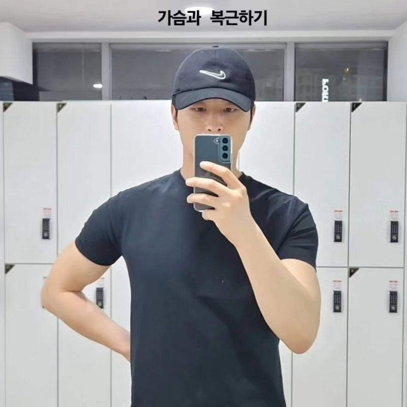 가슴, 복근만 하기.
멘탈잡고 열심히하기.
.
.
.
벤치 프레스
20kg 20회.
50kg 12회.
70kg  6회.
80kg  2회.

플라이 각 20회.
40kg  3세트.

인클라인 덤벨 각 15회.
16kg 3세트.

어시스트 딥스 각 10회.
15kg 도움 1세트.
10kg 도움 2세트.

복근
10분간 최대한.
.
.
.
생닭 요리 첫 시도.
역시 에어프라이기...👍
올해 3대 300 찍고싶은 욕심 생겼지만
우선 스퀏, 데드 세자리부터🔥