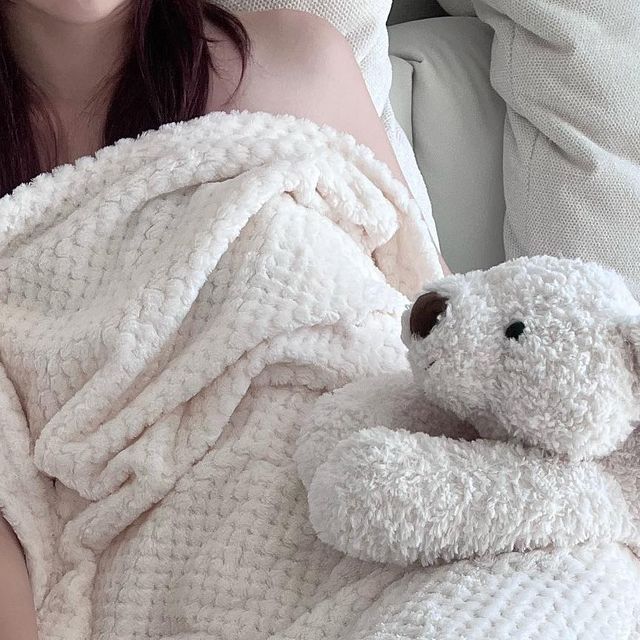 ♥백보경♥ on Instagram: "#광고 @simple___roo 부드러운 촉감이 너무 좋은 극세사 와플담요 ❤️ 날이 조금씩 추워지는 요즘 거실 쇼파에서 있을땐 담요덮구 있어요 ㅎㅎ 심플루 와플담요 M사이즈
