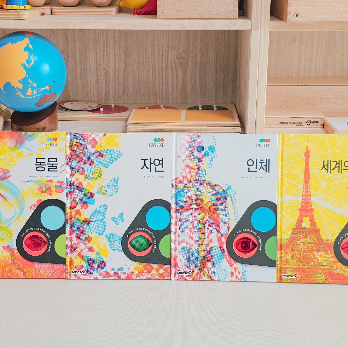 #협찬

몬테소리 책 육아 1년 차. 
어린이 과학동화도 몬테소리st로 하고 싶어 
선택한 엠베스코 렌즈북.

삼색 렌즈로 하나의 주제를  다양한 관점에서 볼 수 있는 
신기한 어린이 과학동화 📚 

개미의 집을 보더라도 
빨간색으로 보면 땅속 개미굴을 위주로 보고,
초록색으로 보면 작은 피라미드(개미총)의 관점으로 보고,
파란색으로 보면 행진하듯 한 줄로 서서 이동하는 
개미를 중심으로 책을 바라볼 수 있어요.

책 옆에는 각 렌즈별 관점에서
아이가 알아야 할 내용들이 정리되어 있어
아이가 책을 탐구하는 동안 엄마가 옆에서 읽어주며
부연 설명을 해줄 수 있어 참 좋더라고요 ❤️ 

아이의 자발적인 흥미를 이끌어내
스스로 보기 만드는 임베스코 렌즈북.
진정한 몬테소리 + 책육아 꿀템이에요 🍯 
​
#몬테소리 #몬테소리책 #엠베스코 #렌즈북 #엠베스코렌즈북 #삼색렌즈북 #책육아