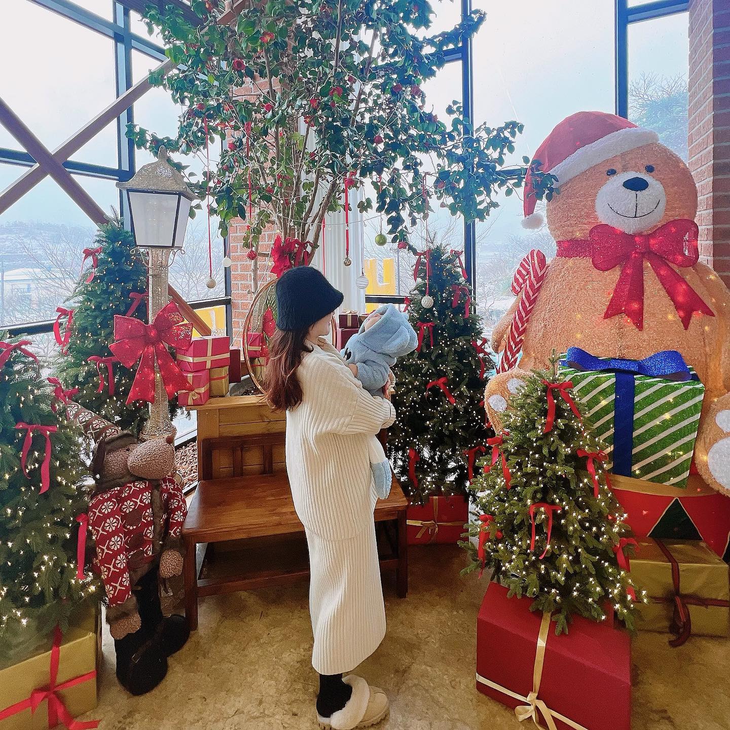 _#𝕒𝕔𝕔𝕠𝕦𝕟𝕥𝕣𝕦𝕟𝕓𝕪𝕞𝕠𝕞
☃️눈이 펑펑 와도 
나는야 #외출베이비 🐾
#크리스마스트리🎄 좋아하는 나 어떤데👶🏻✨
.
#도하야도하해♥️ #육아일상 #대설주의보