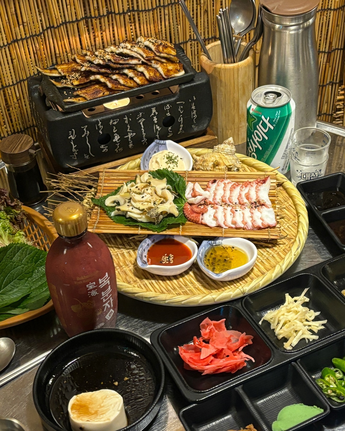 가성비 대박이었던 남포동 초가네장어구이🖤
보이는 장어구이+문어숙회+소라숙회가
32,000원이라는게 믿겨지세요?!😝 전 잘못본줄..!!!

남자친구랑 복분자에 먹었는데 진짜 꿀맛이에요!
두툼하고 큰 장어 3마리가 진짜 맛있더라고요✨
세가지 한꺼번에 쌈싸서 먹으면 행복해요ㅎㅎㅎ

남포동 메인거리 술집 모여있는 곳에 위치해있어서
1차 2차 3차 다 좋을 것 같은 곳이니 가보세요😊
다 구워서 나오니 편하고 직원분들 친절하세요💕

다시보니까 또 먹고 싶네요,,
일주일의 반도 이제 끝이네요! 모두 남은 한주도 힘내세용!
바쁜탓에 제주, 부산, 서울 피드가 왕창 밀렸는데
차근차근 올려보도록 하겠습니다🙊☁️

#협찬 #남포동맛집 #초가네장어구이 #초가네장어구이남포점 
#남포동술집 #남포동핫플 #남포동밥집 #남포동장어 #부산여행