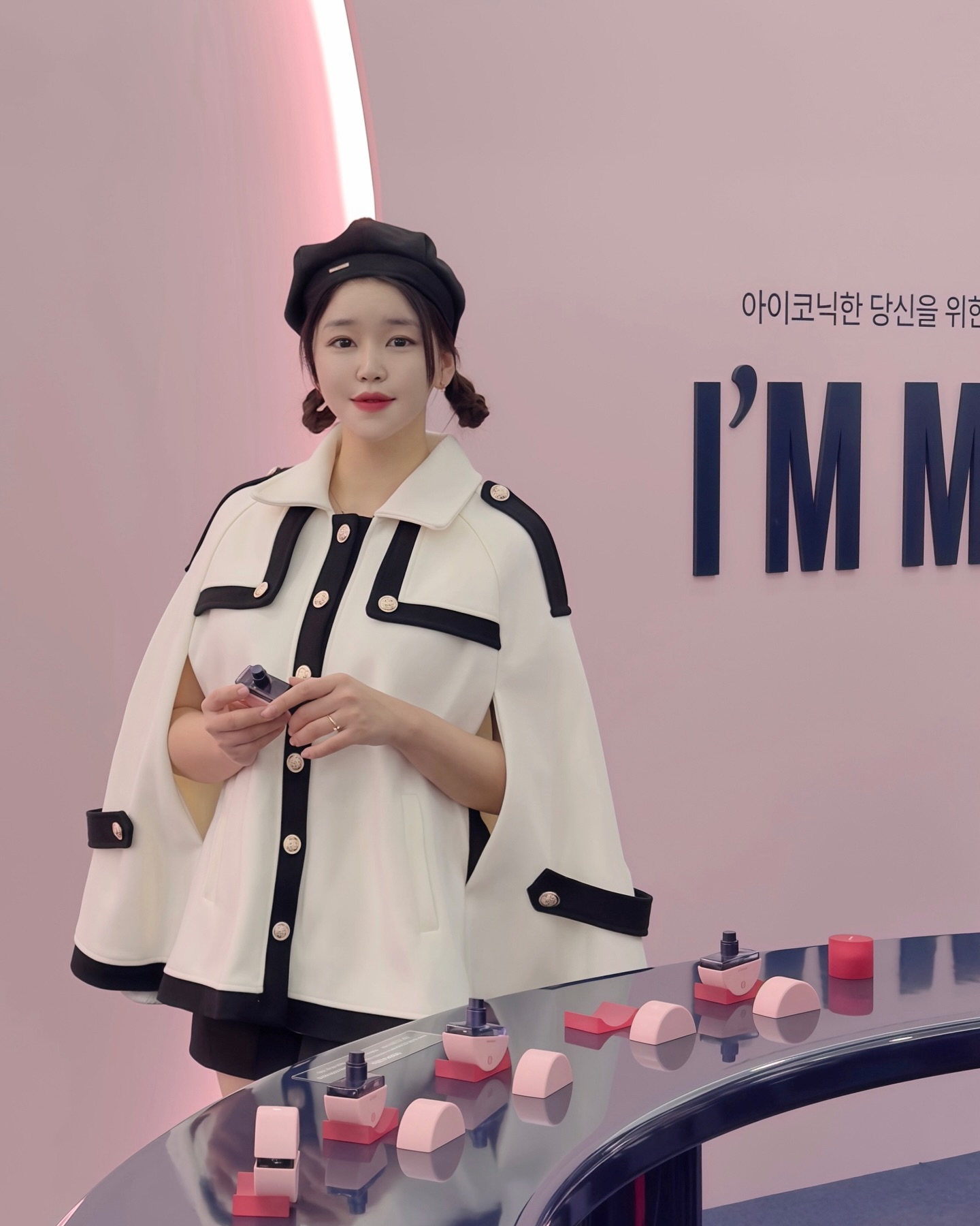 요즘 성수동 핫플로 난리난 어노브 팝업스토어 오프닝 파티🌟

새로 출시된 프래그런스 라인 ‘이터널 아우라’ 를 만나는 시간 💕

샴페인을 즐기면서 구경하는데 진짜 꽃밭에 온 것 같은 느낌에 포토존 왜케 예뽀🥺 줄이 너무 길어서 사진 못찍음😭

☀️ Warm Petal: 따뜻하고 우아함 한 스푼
🍬Tender Bloom: 상큼+달콤 데일리 무드
🌷Rosy Aura: 로즈&베리로 완성된 로맨틱 감성

나는 로지 아우라 픽! 
은은한 잔향이 하루 종일 행복하게 만들어주는데 이걸 어떻게 안 데려오냐구! 😆

5만원이상 구매하면 증정되는 브러쉬랑 미니백 옴총 예쁘니까 참고✔️

SNS 인증하면 샘플 키트에, 구매하면 귀여운 굿즈까지 줄줄이 혜택 쏟아짐! 
팝업에서 어노브 ID 카드 만들고, 포토부스에서 사진 찍으면서 나만의 순간 남기는 재미도 쏠쏠📸✨

11월 24일까지니까 성수동 갈 계획 있다면 완전 강추! 어노브 세계에 제대로 빠질 준비해봐♥️

함께해준 언니들 hellenchoo sra_sim 감사해요♥️

📍 서울 성동구 성수동2가 272-35

unove_official 

#성수동핫플 #어노브팝업스토어 #이터널아우라 #로지아우라 #성수동데이트 #헤어퍼퓸미스트 #힐링플레이스 #팝업스토어데이트 #데일리퍼퓸
