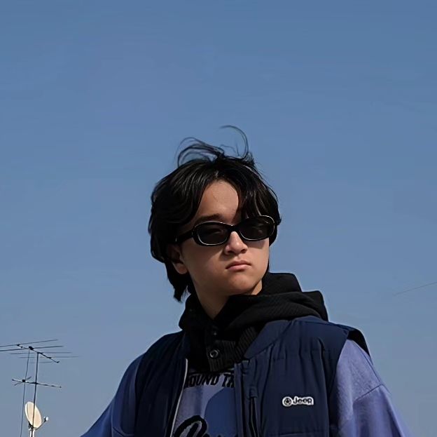  경景 | 스트릿, 캐주얼, 미니멀 on Instagram: "#협찬 캐주얼에 hip 한 스푼🥄

@daywalker_eyewear [MARGOT C5]

트릴리온 블루 니트, 패딩 베스트로 캐주얼한 코디에 '데이워커 MARGOT C5'로 힙함 한 스푼!! 캐트릿한 코드 어떤가요?!?!
.
.
Eyewear - @daywalker_eyewear
Outer - @jeepkorea
Top - @trillion_korea
Bottom - @maisonmined
Shoes - @adidas
Accessory - #custommade 
.
.
.
#제품제공 #데이워커 #데이워커선글라스 #선글라스 #안경 #블루라이트차단안경 #스트릿패션 #데일리룩 #오오티디 #무신사 #W컨셉 #EQL #안경추천 #데이워커크루 @daywalkercrew"