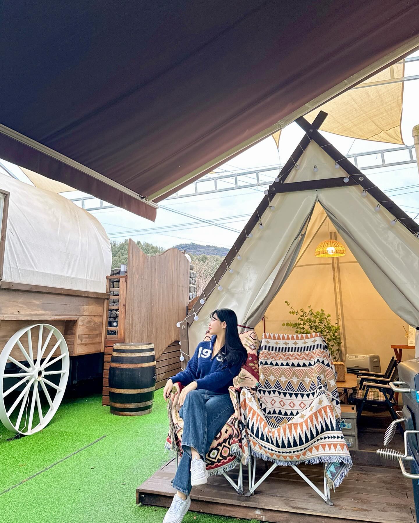 가평 오하브글램핑에서 힐링하기💚✨

유럽풍으로 감성으로 꾸며진 글램핑장에서 
즐기는 불멍+바베큐🔥🍖는 
무조건 힐링될 수 밖에요!🫶🏻

관리실 안에는 각종 보드게임이 구비되어있고
바베큐세트, 고구마, 감자 등을 판매하고있어요.
몸만 가도 모든게 해결된답니다✔️

게다가 내부에 이마트24가 있어 
편의성도 최고에요😆

서부 시대 마차모양이 매력적이었던 객실 외관과 
객실 내부는  아늑하고 포근한 인테리어로 꾸며져있어,
정말 편안하게 푹~ 쉬다왔어요☺️

글램핑장 내부에는 히터가 따로 준비되어있어
한 겨울에도 따뜻하게 힐링할 수 있어요!💖

낭만있는 글램핑을 즐기고 싶으시다면
가평 “오하브펜션” 강추드려요⭐️⭐️⭐️⭐️⭐️

자세한 숙소리뷰는 뷔엔나로그ღ(블로그) 업로드 예정입니다💚 

📍#오하브글램핑 ohave_glamping #숙소제공 
🗺️ 경기 가평군 북면 꽃넘이길 43
🏡 웨스턴프리미엄 (조식포함, 애견동반가능)
◻️ 기준 2인 (최대 4인) 방1, 침대2, 욕실1 
💰 31.5-38.5